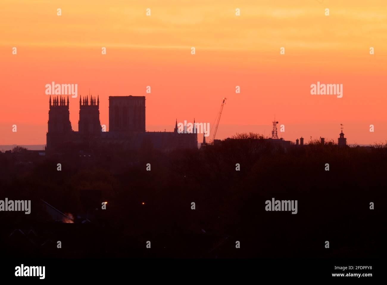 Silhouette de York Minster au lever du soleil dans le North Yorkshire, Royaume-Uni Banque D'Images