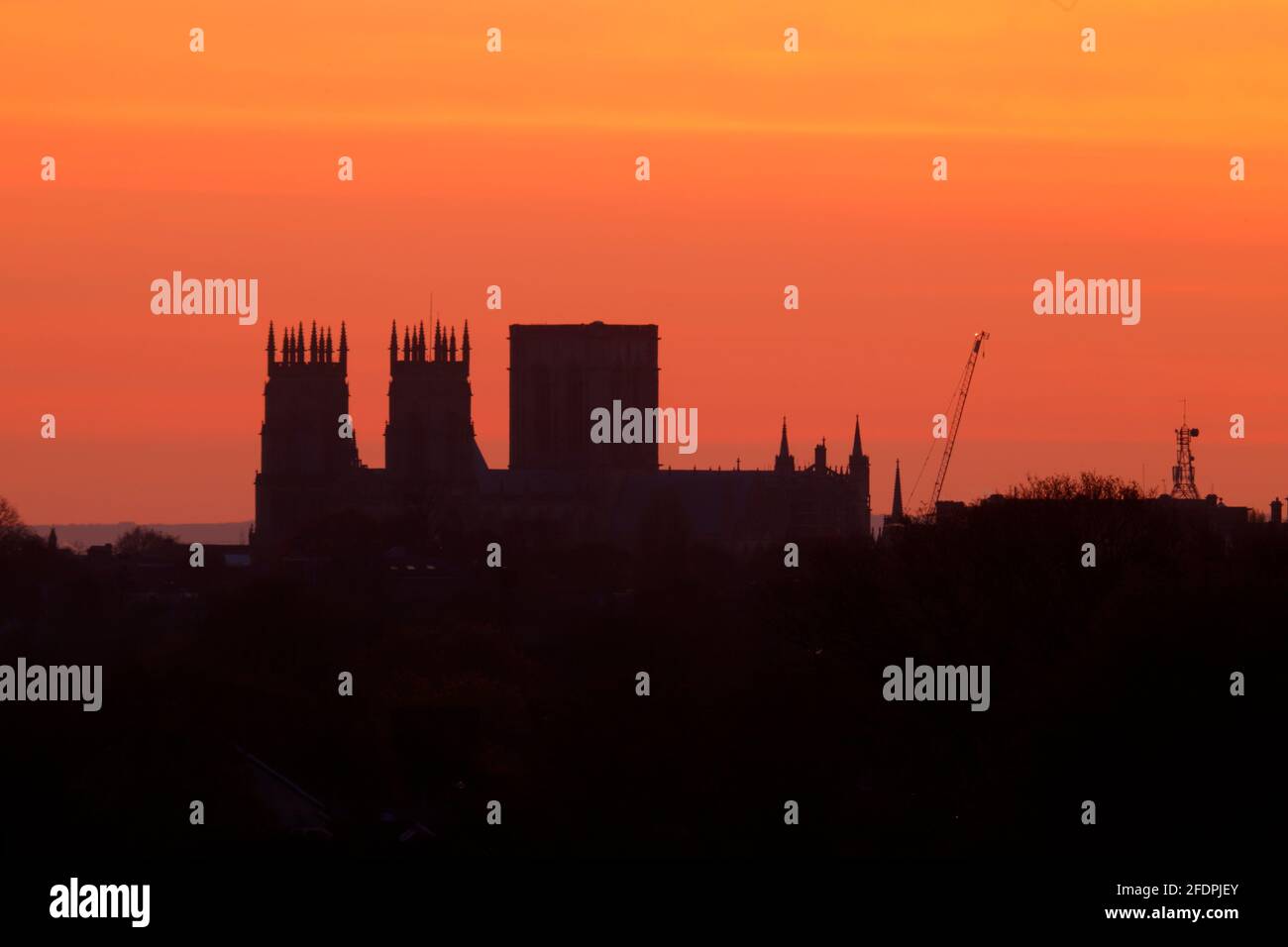 Silhouette de York Minster au lever du soleil dans le North Yorkshire, Royaume-Uni Banque D'Images