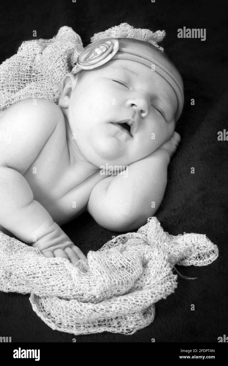 Belle fille de bébé dormant, une semaine de bébé fille Banque D'Images