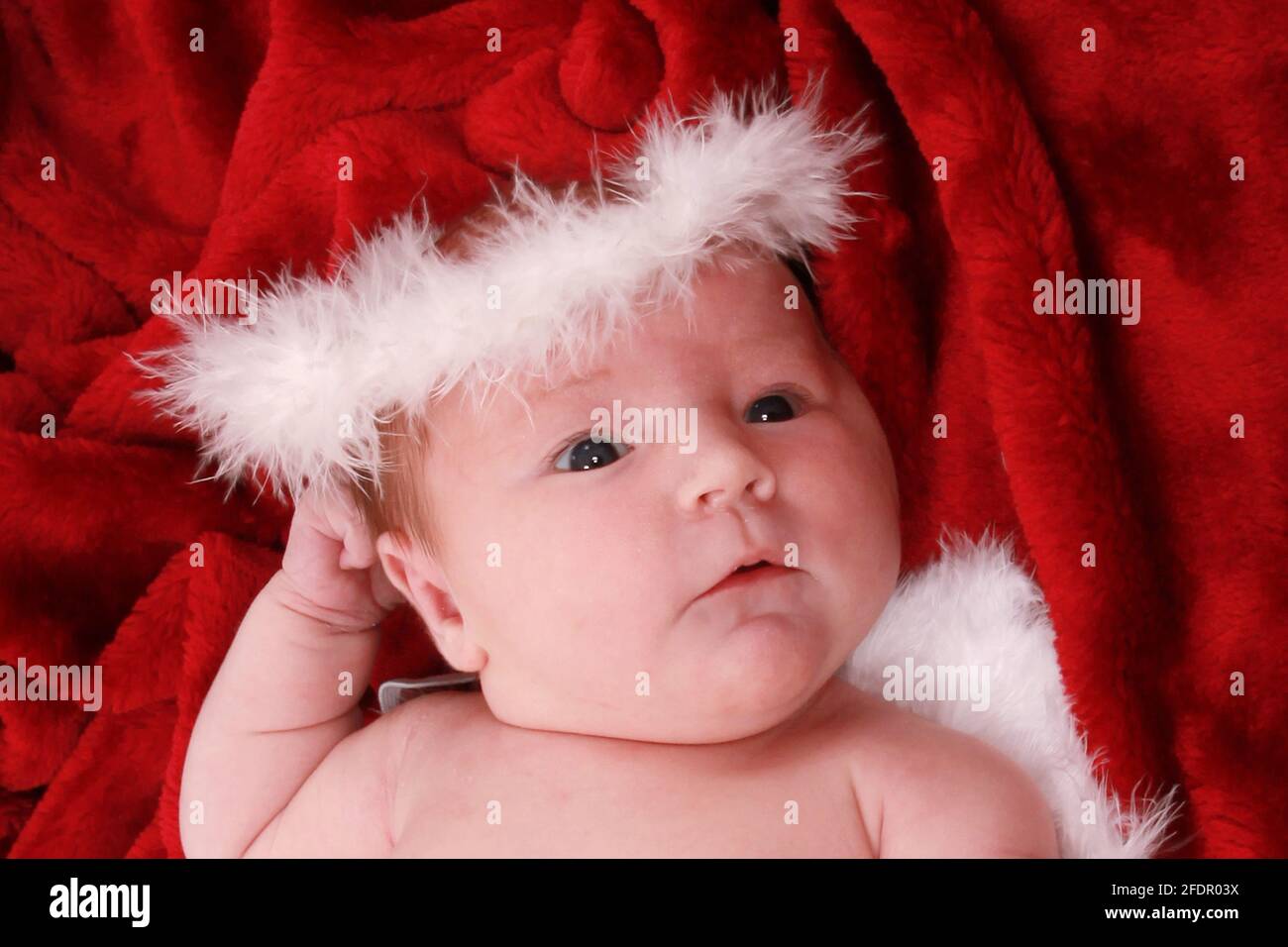 Nouveau Ne Robe De Fille De Bebe Comme Un Ange Sur Doux Couverture Rouge Photo Stock Alamy