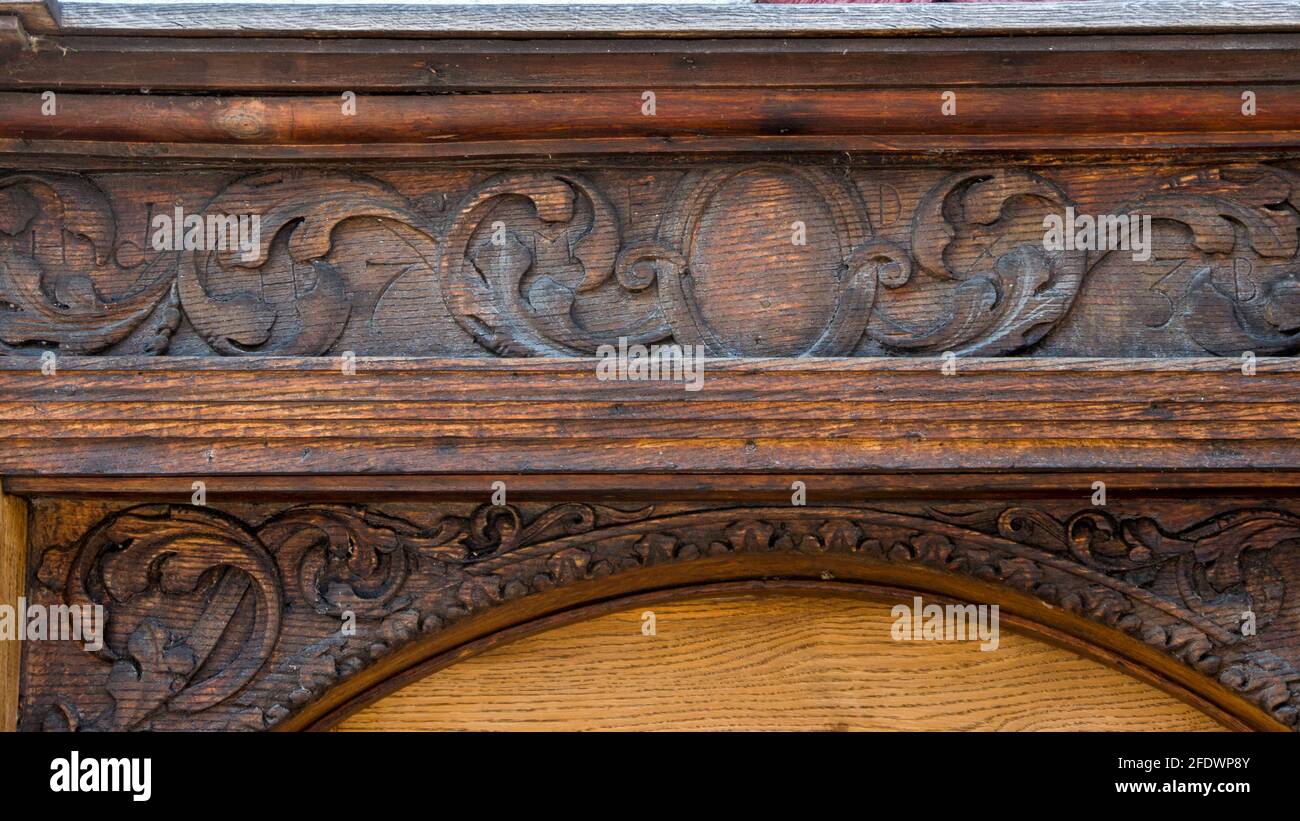 Panneau en bois sculpté antique avec des motifs ornementaux complexes et une finition rustique Banque D'Images