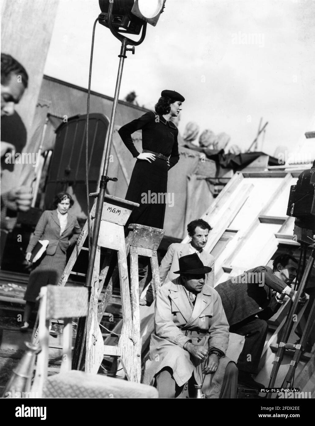 Continuity Girl ANGELA MARTELLI ROSALIND RUSSELL Directeur KING PEND Make-Up Man CURLEY BATSON et le cinéaste HARRY STRADLING Sr. Sur place, on a pu filmer le réalisateur DE LA CITADELLE 1938, LE ROMAN DU ROI PEND A.J. Scénario Cronin Ian Dalrymple Frank Wead et Elizabeth Hill dialogue supplémentaire Emlyn Williams producteur Victor Saville Metro Goldwyn Mayer British Studios Banque D'Images