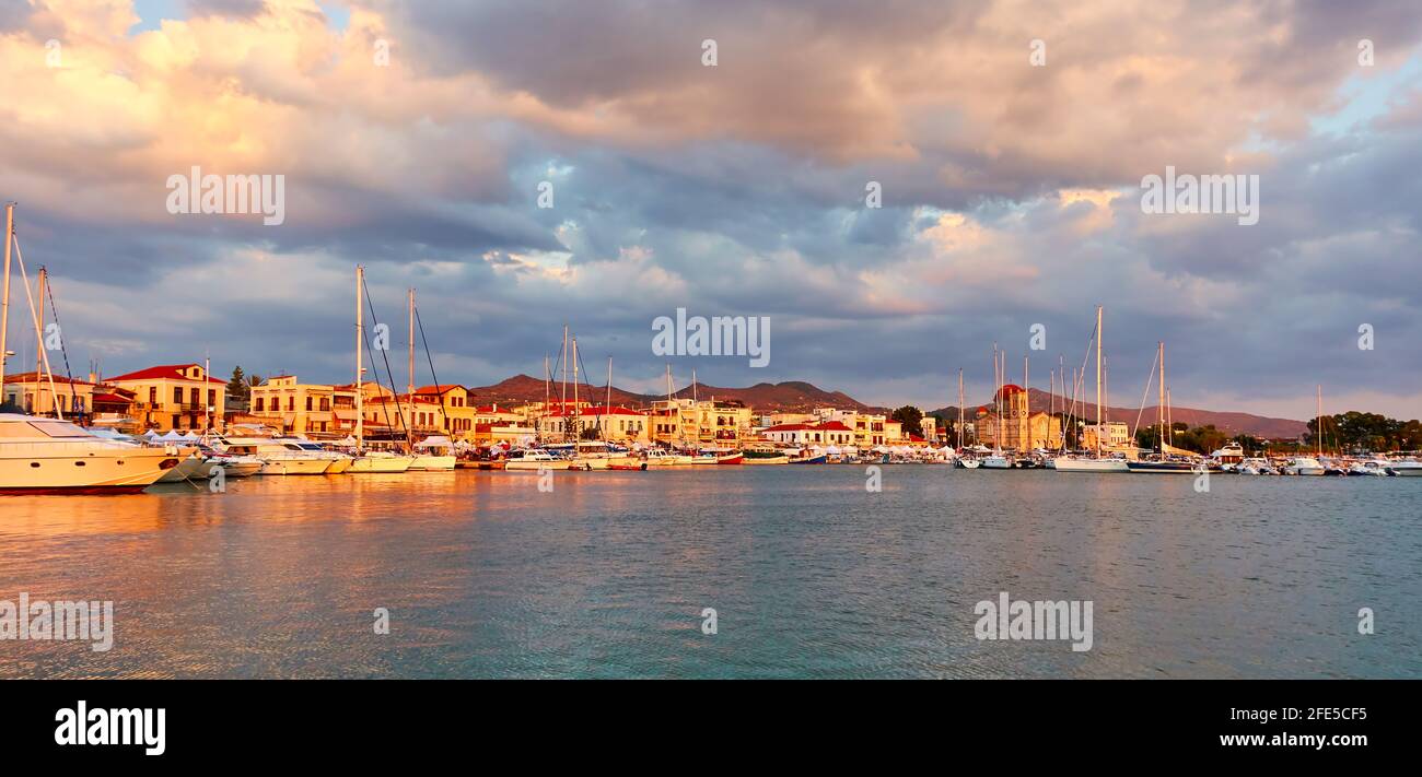 Ville d'Aegina au coucher du soleil, vue panoramique sur le front de mer et le port, île d'Aegina, Grèce Banque D'Images