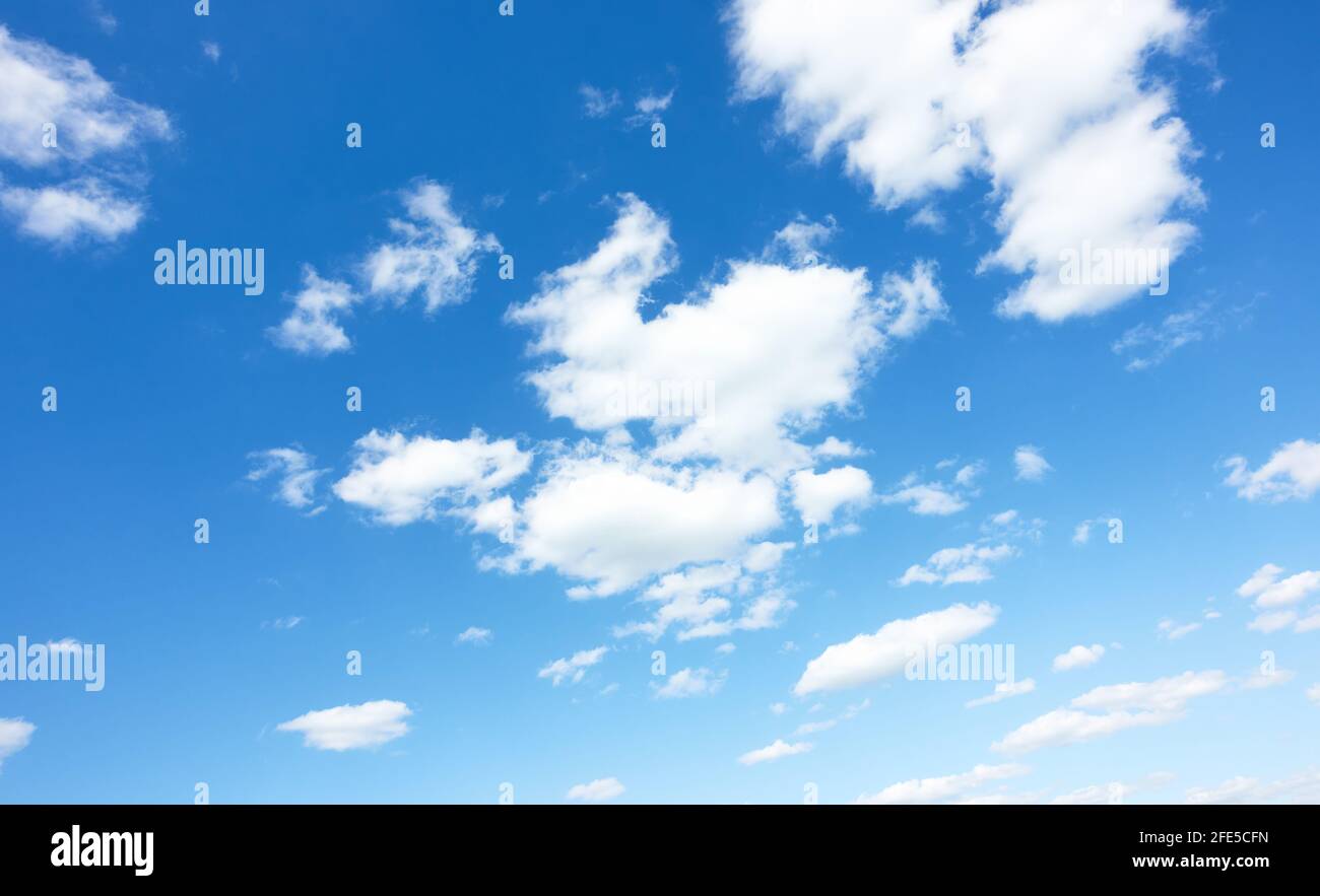 Ciel bleu avec des nuages. Contexte Banque D'Images