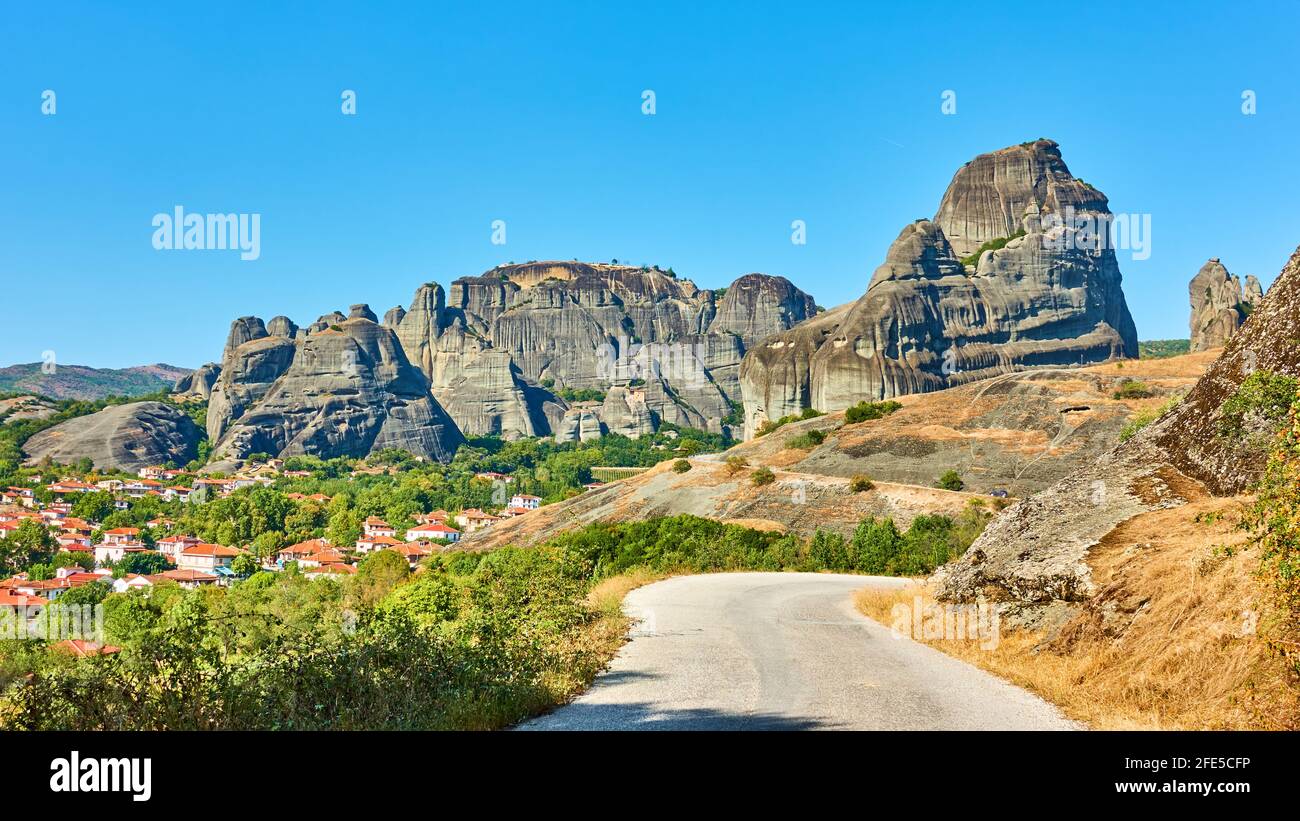 Meteora en Grèce. Paysage grec, vue panoramique panoramique avec rochers et route près du village Kastaki en Thessalie Banque D'Images