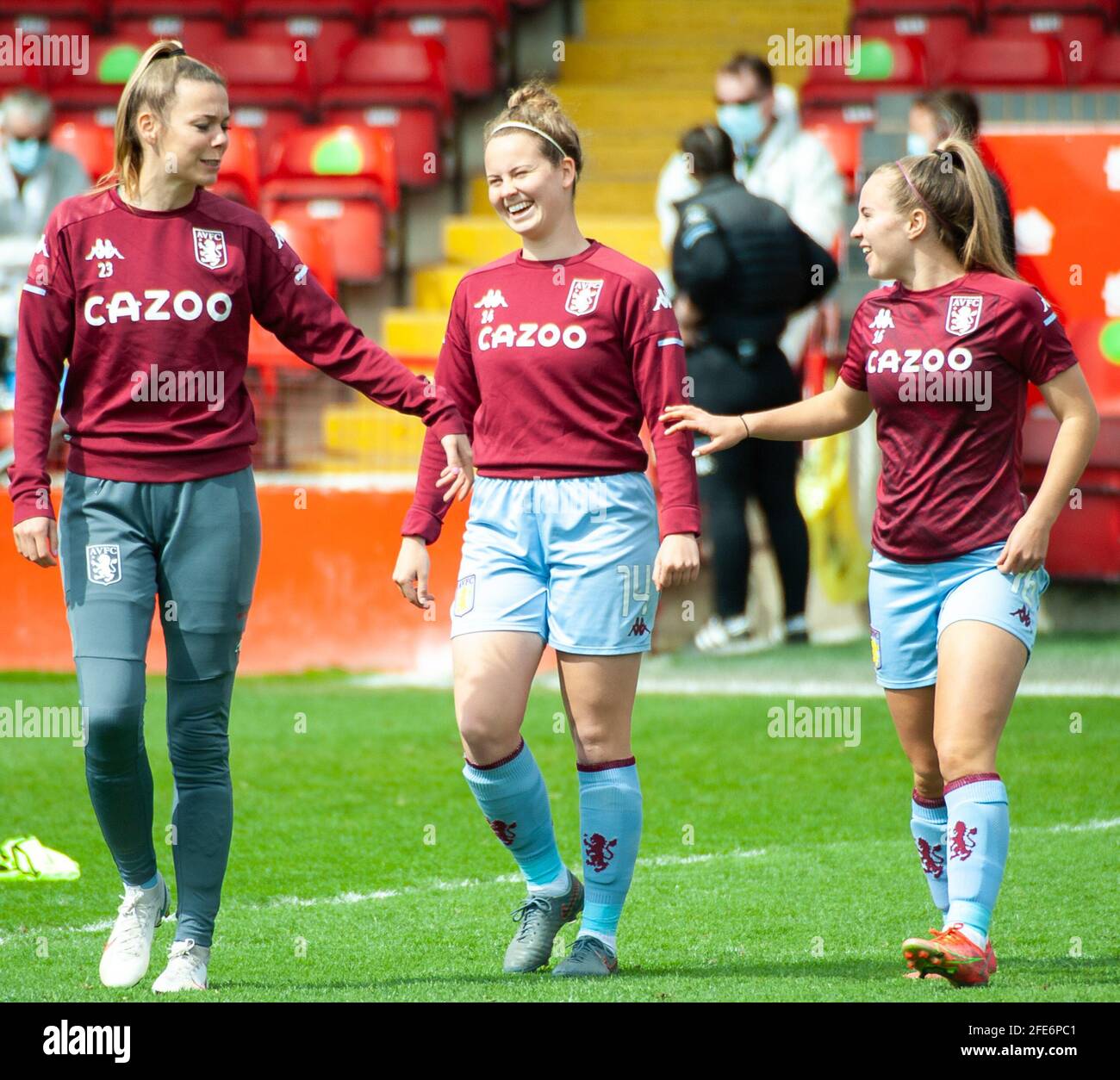 Walsall, Royaume-Uni. 24 avril 2021. Aston Villa se réchauffe pendant le match de la Super League Womens entre Aston Villa et Bristol City au stade de la banque Bescott à Walsall, Angleterre crédit: SPP Sport Press photo. /Alamy Live News Banque D'Images