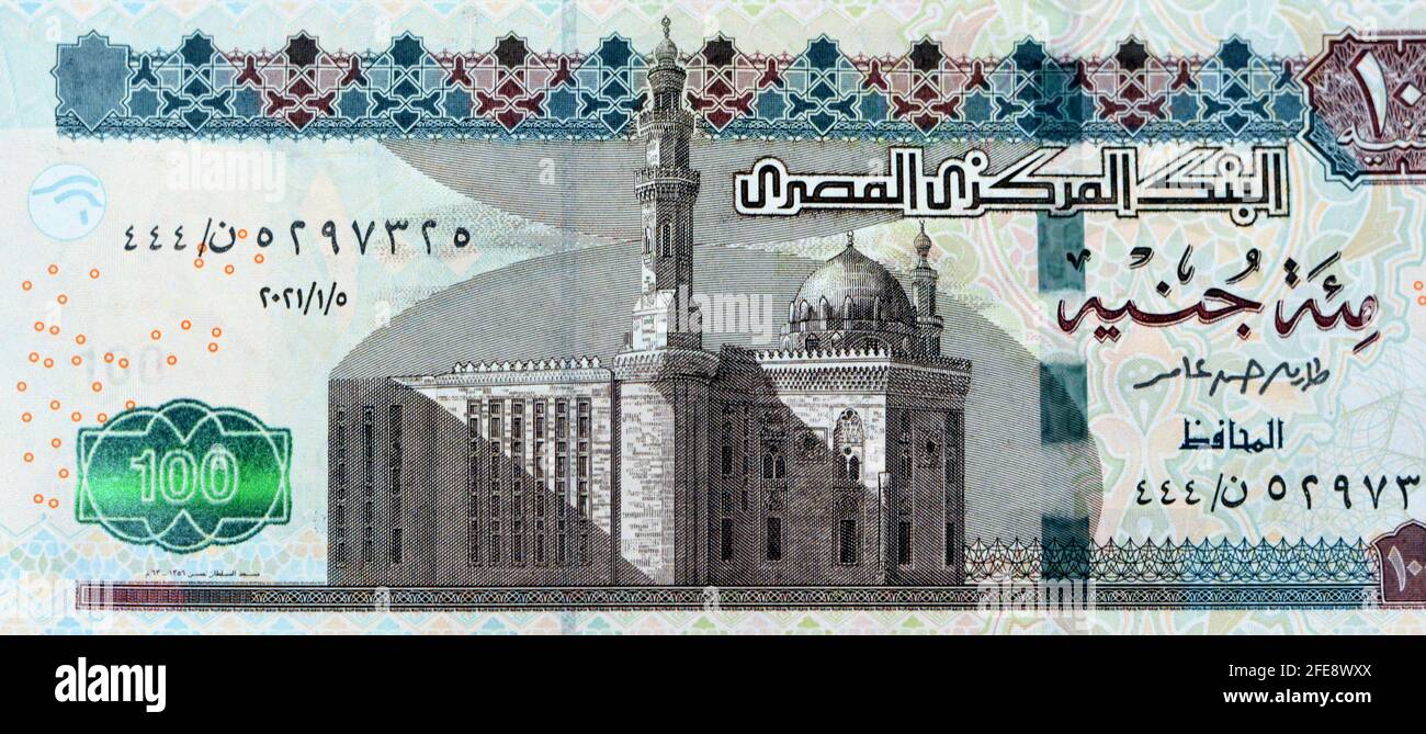 Côté opposé de 100 LE cent livres égyptiennes billet de banque présente Sultan Hassan mosquée, foyer sélectif de l'Égypte argent comptant facture Banque D'Images