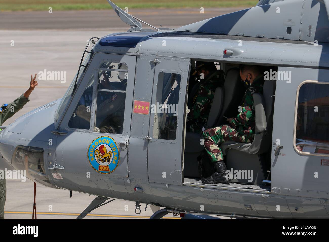 Badung, Bali, Indonésie. 24 avril 2021. L'équipage de l'armée de l'air de Bali prépare l'avion en raison de l'incident de sous-marin manquant. Une conférence de presse s'est tenue à l'opération de la base aérienne de Bali en raison de l'application du statut du sous-marin indonésien KRI Nanggala 402. Le sous-marin de la Marine indonésienne, qui compte 53 personnes à bord, a perdu le contact le 21 avril 2020, dans l'océan de Bali et a déclaré qu'il était coulé aujourd'hui avec la récupération des débris. Credit: Dicky Bisinglasi/ZUMA Wire/Alay Live News Banque D'Images