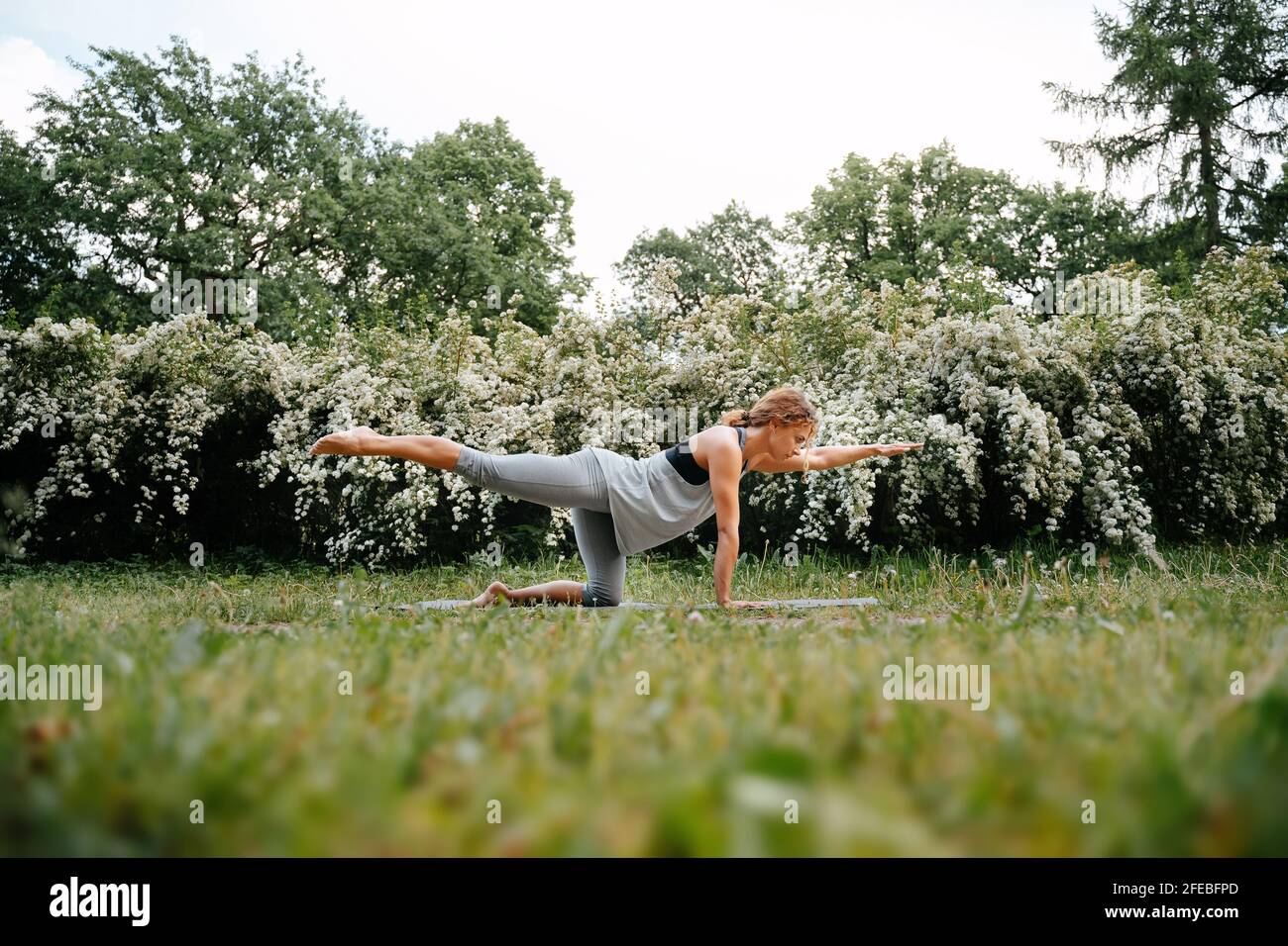 Exercice pour corriger la posture du lotus dans le yoga. Banque D'Images