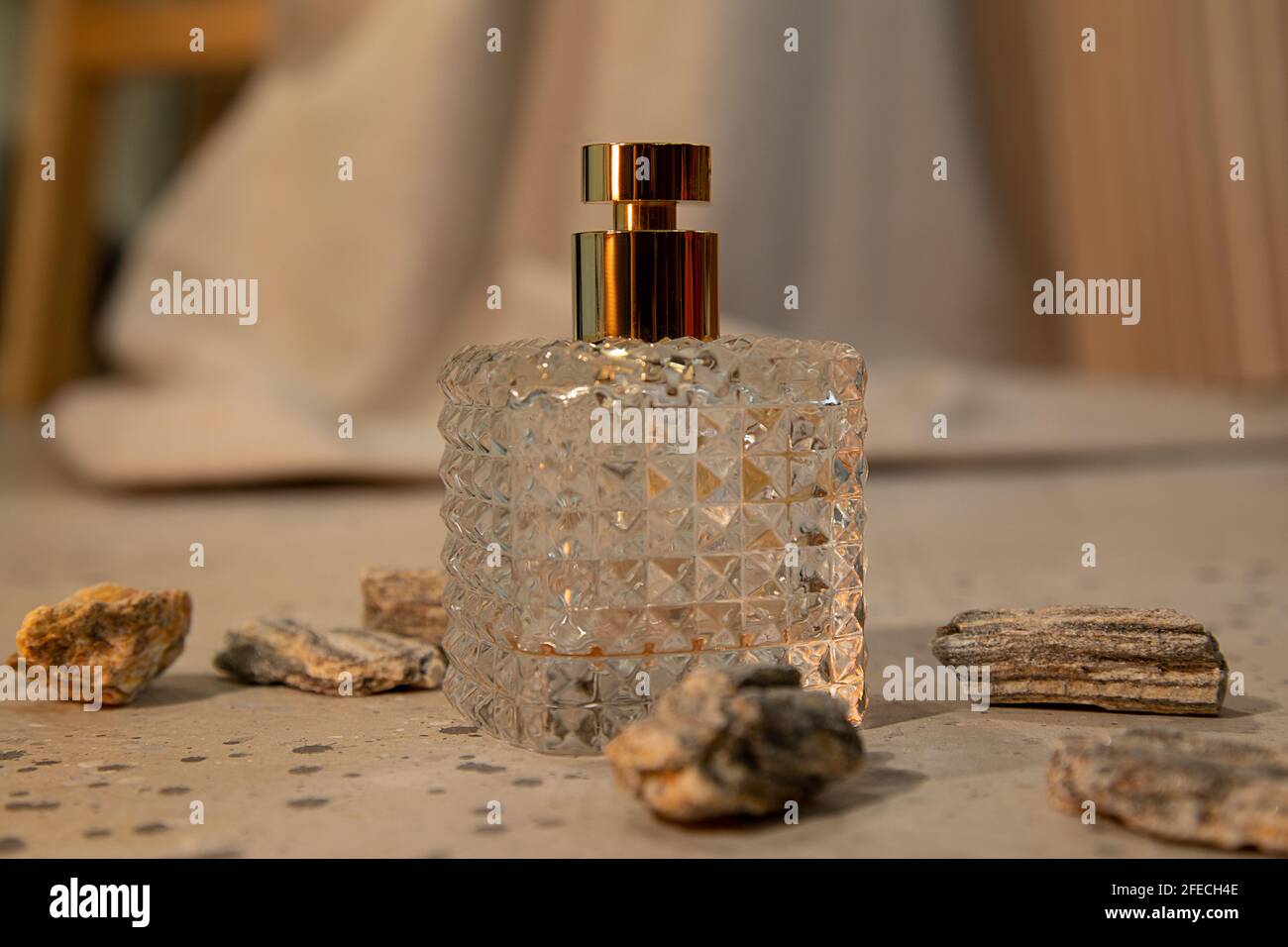 Parfum pour femmes ou hommes dans une belle bouteille de verre au décor  naturel sur béton et pierres. Concept de parfum. Gros plan Photo Stock -  Alamy