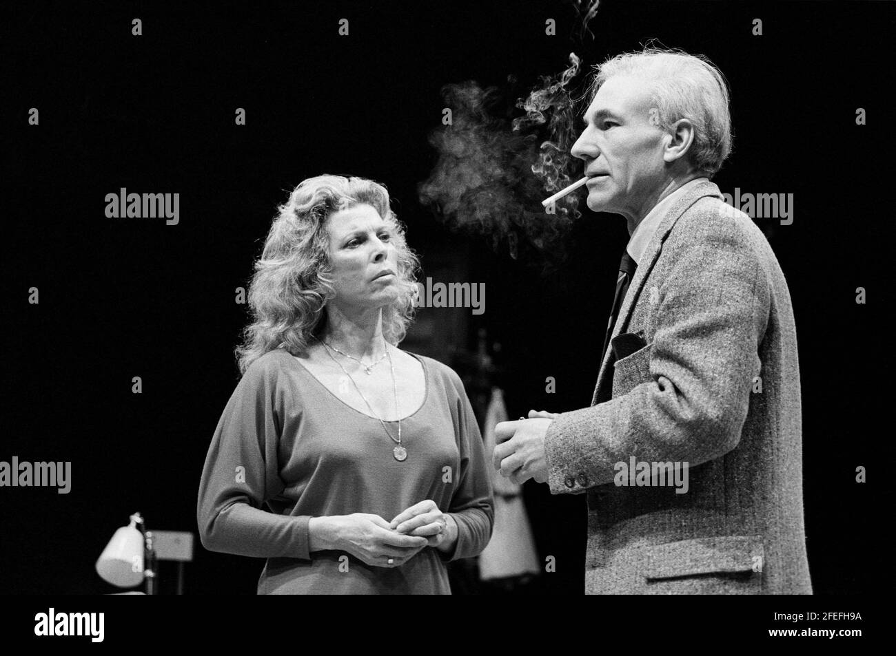 Billie Whitelaw (Martha), Patrick Stewart (George) dans QUI A PEUR DE VIRGINIA WOOLF? Par Edward Albee au Young Vic, Londres SE1 18/02/1987 conception: Shelagh Keegan éclairage: Paul Denby réalisateur: David Thacker Banque D'Images