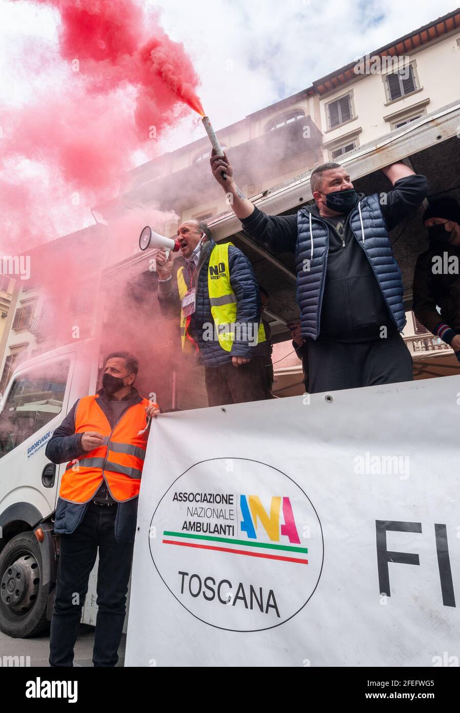 Des manifestants protestent contre des mesures restrictives de confinement, dans l'urgence du coronavirus. Banque D'Images