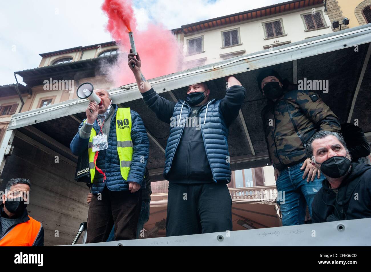 Les manifestants protestent contre les mesures restrictives de confinement, dans l'urgence du coronavirus. Banque D'Images
