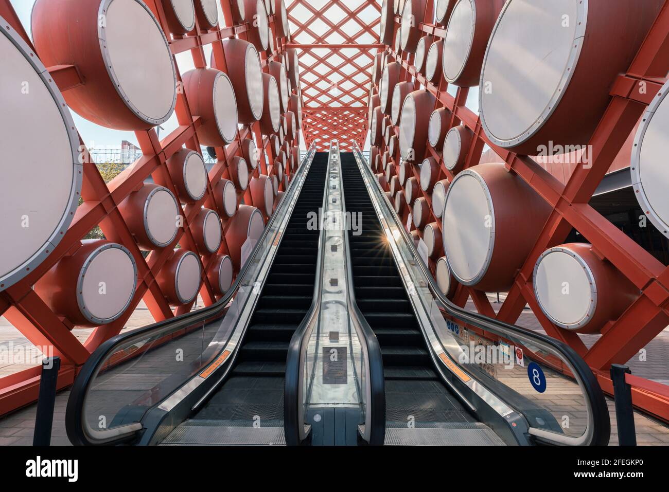 Escalier roulant moderne avec rangées de grands tambours de décoration sur les deux Les côtés dans le parc olympique de Beijing Banque D'Images