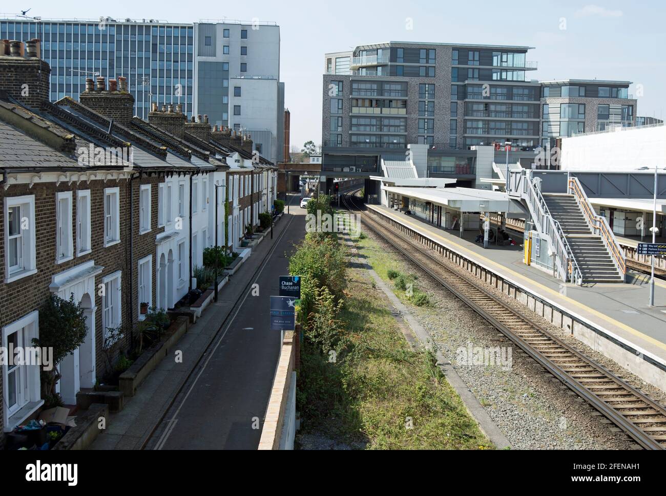 rue de maisons mitoyennes en terrasse faisant face à la gare de twickenham, twickenham, middlesex, angleterre Banque D'Images