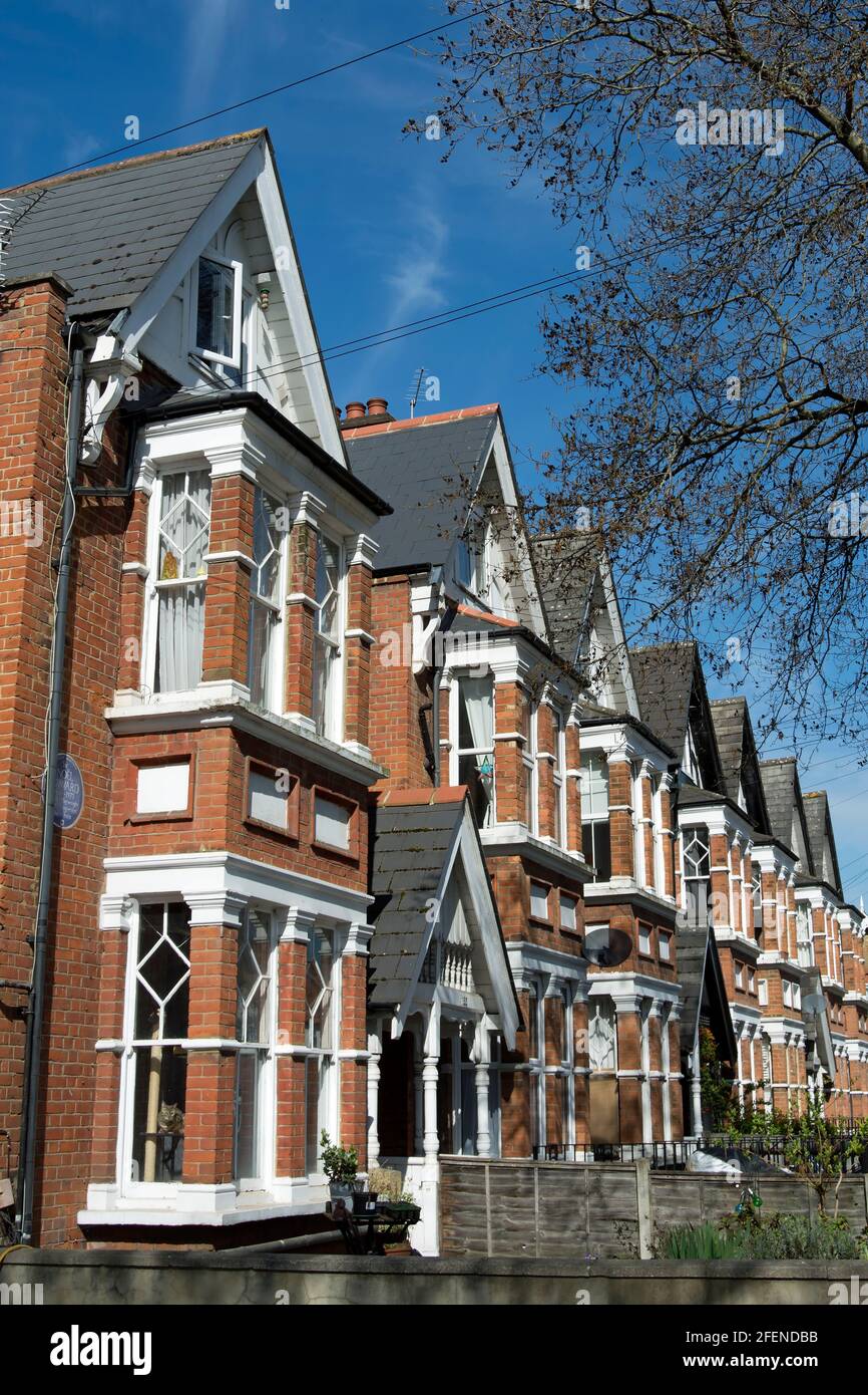 la baie victorienne façade maisons à teddington, middlesex, angleterre