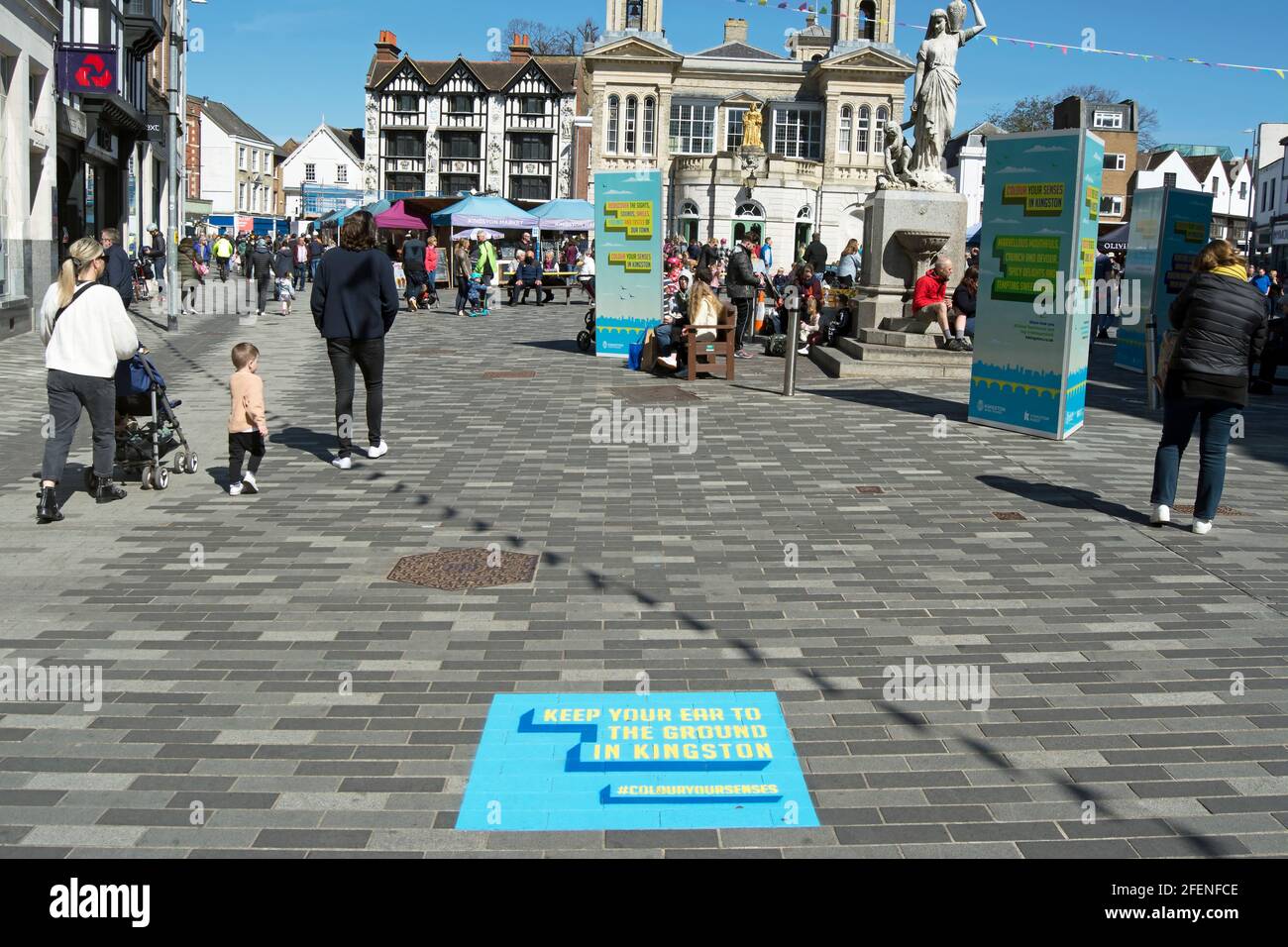 place du marché de kingston upon thames, surrey, angleterre, avec pavé promotionnel en acier marquant la lecture gardez votre oreille au sol à kingston Banque D'Images