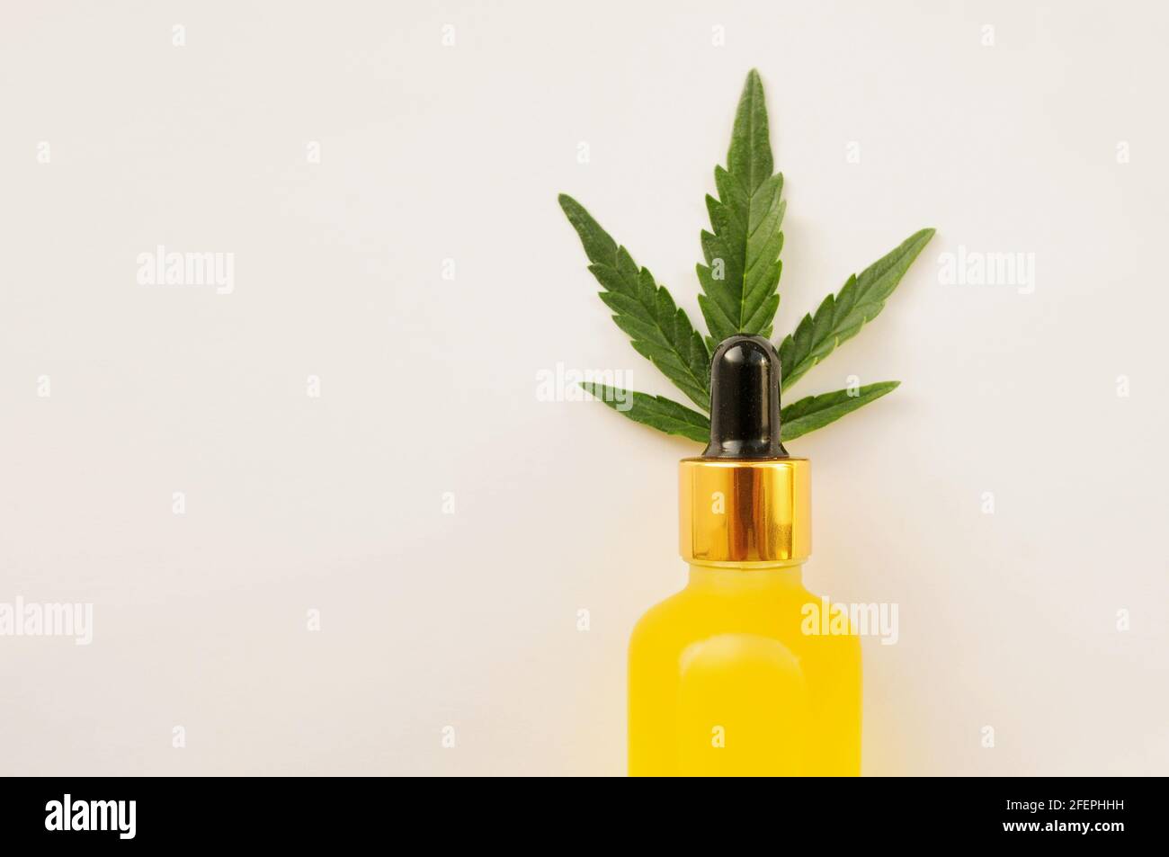 Feuilles de marijuana, huile de cbd, crème cosmétique. Extrait de cannabis en cosmétologie. Revêtement plat, fond en poudre. Détente à la maison, détente au spa, passe-temps Banque D'Images