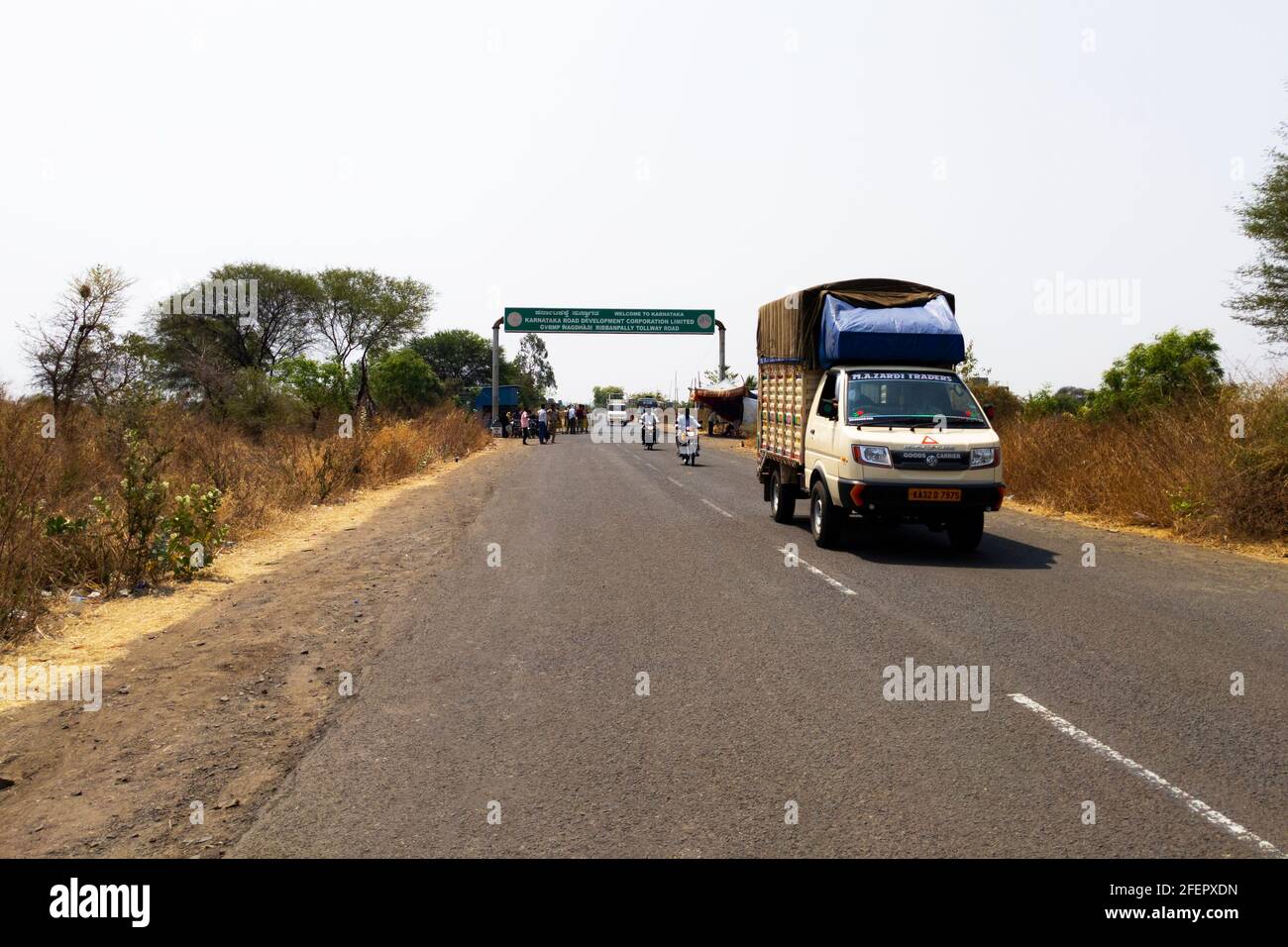 Un véhicule passant par Karnataka à la route frontalière du Maharashtra, Kalaburagi, Karnataka, Inde-mars 16.2021 Banque D'Images Un véhicule passant par Karnataka à la route frontalière du Maharashtra, Kalaburagi, Karnataka, Inde-mars 16.2021 Banque D'Images