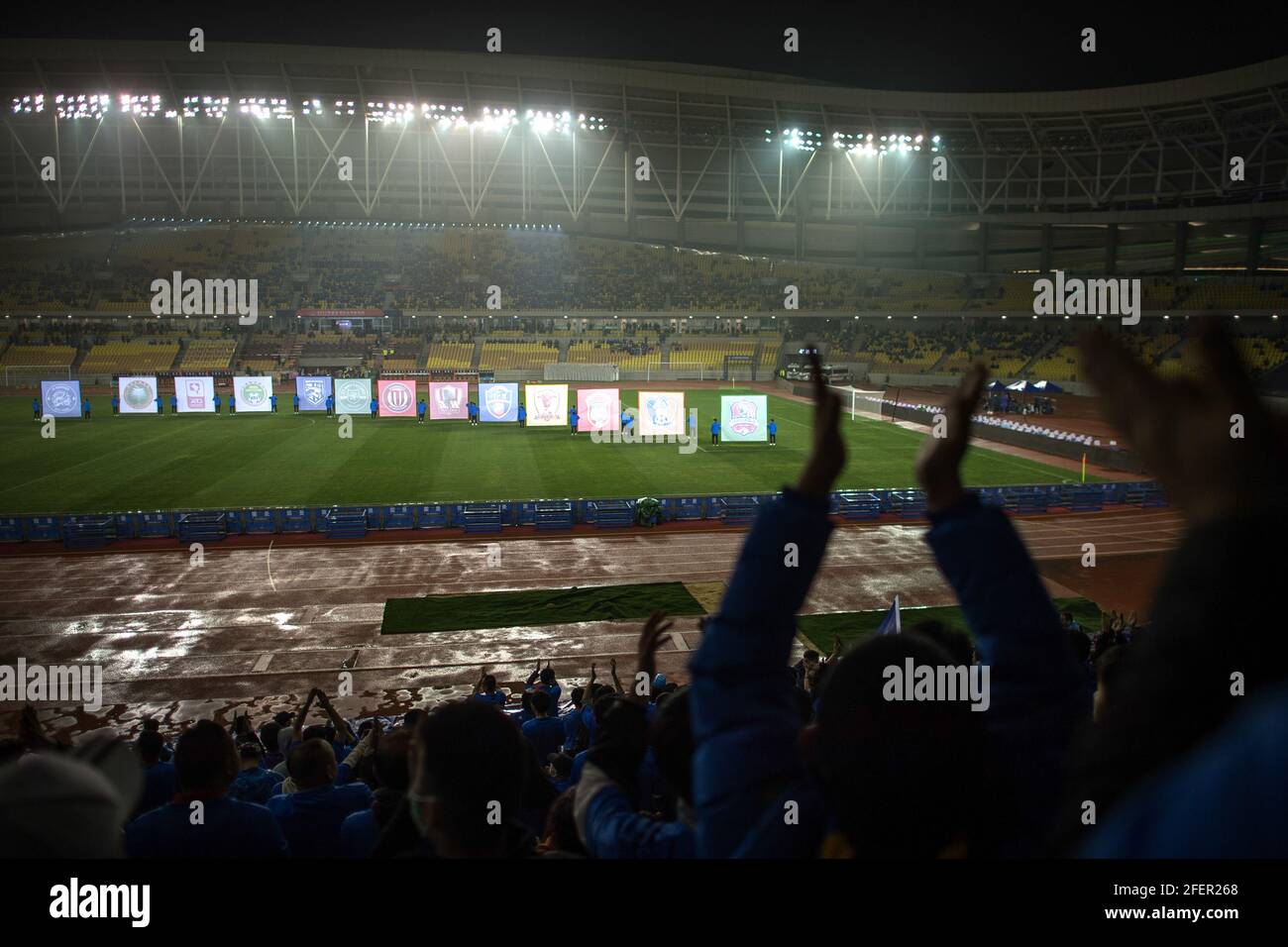 (210424) -- WUHAN, le 24 avril 2021 (Xinhua) -- la photo prise le 24 avril 2021 montre la cérémonie d'ouverture de la saison 2021 de la Ligue de la Chine une à Wuhan, dans la province de Hubei en Chine centrale. (Xinhua/Xiao Yijiu) Banque D'Images