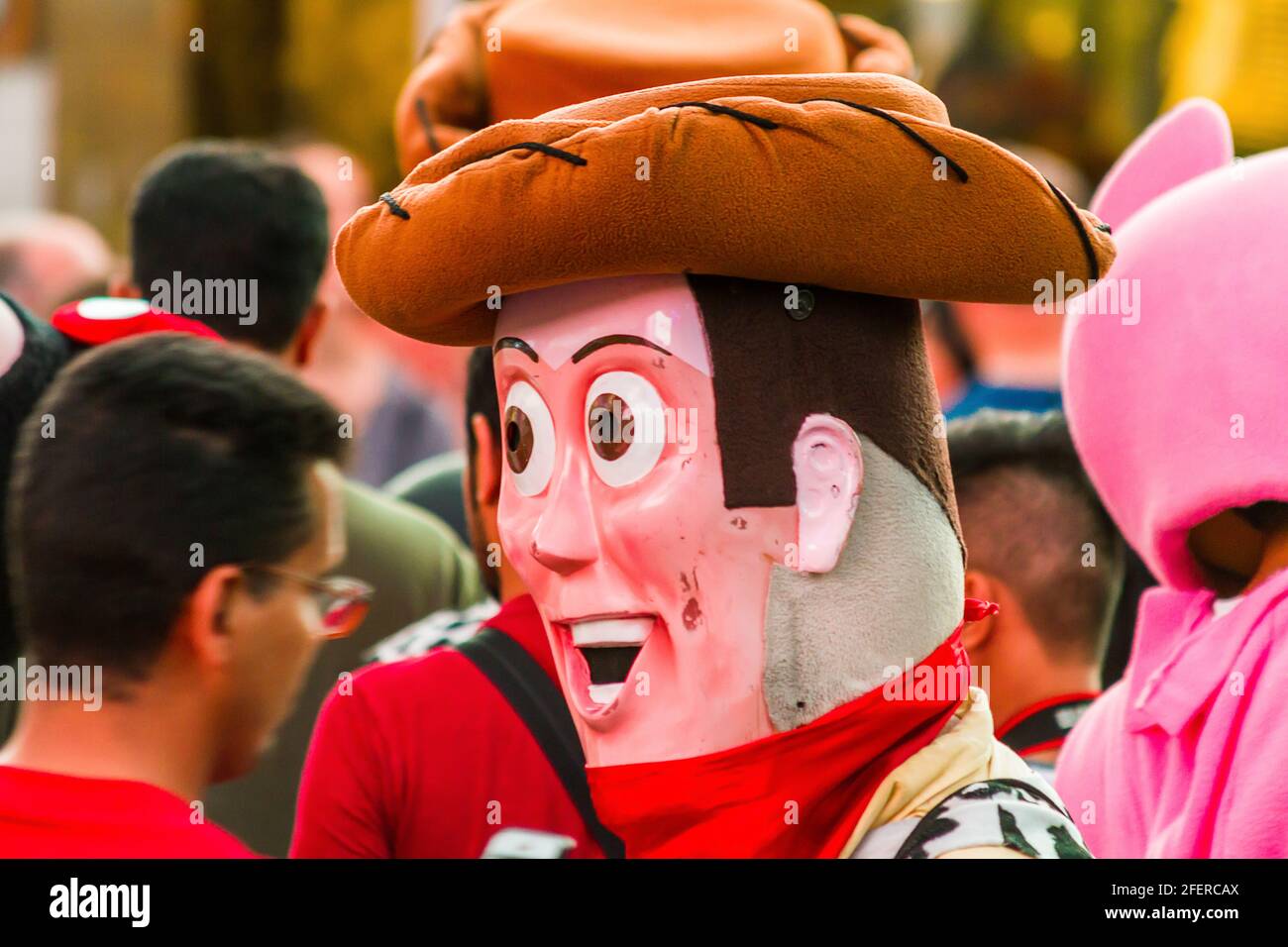 Gros plan d'un homme en costume de shérif Woody de Toy Story à Times Square, un jour d'été Banque D'Images