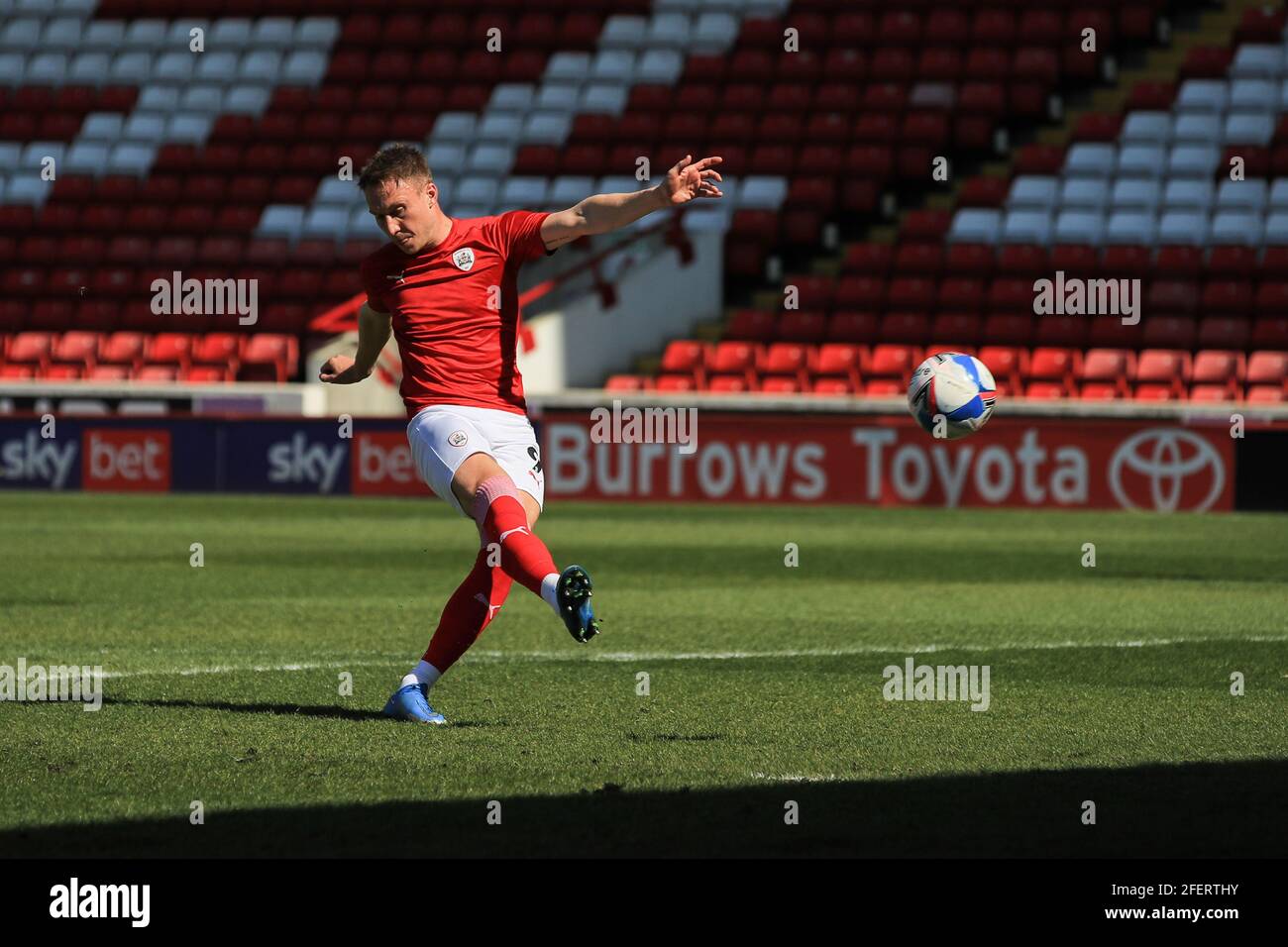 Cauley Woodrow #9 de Barnsley pendant l'échauffement avant le match à Barnsley, Royaume-Uni le 4/24/2021. (Photo de Mark Cosgrove/News Images/Sipa USA) Banque D'Images