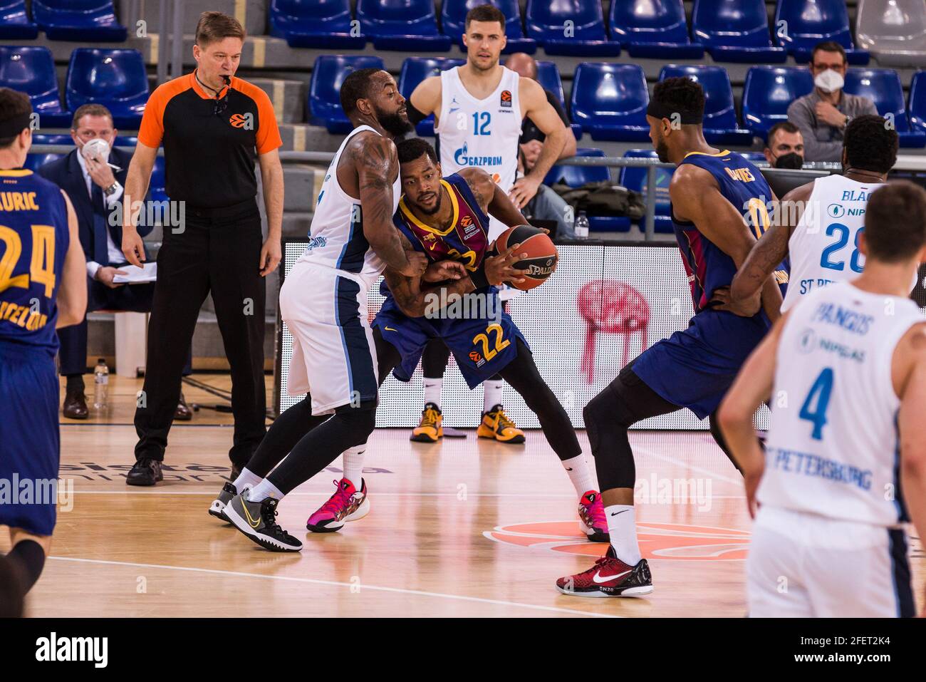 Cory Higgins du FC Barcelone se bat avec les rivières KC de Zenit St Petersburg lors de l'Euroligue Turkish Airlines, match de basket-ball Playoffs 2 entre le FC Barcelone et Zenit St Petersburg le 23 avril 2021 au Palau Blaugrana à Barcelone, Espagne - photo Javier Borrego / Espagne DPPI / DPPI / LiveMedia Banque D'Images