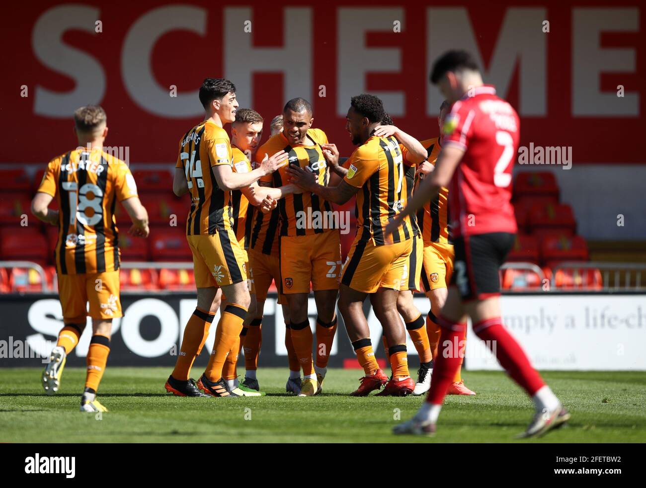 Josh Magennis (au centre), de Hull City, célèbre le premier but du match de sa partie lors du match de la Sky Bet League One au LNER Stadium, Lincoln. Date de la photo: Samedi 24 avril 2021. Banque D'Images