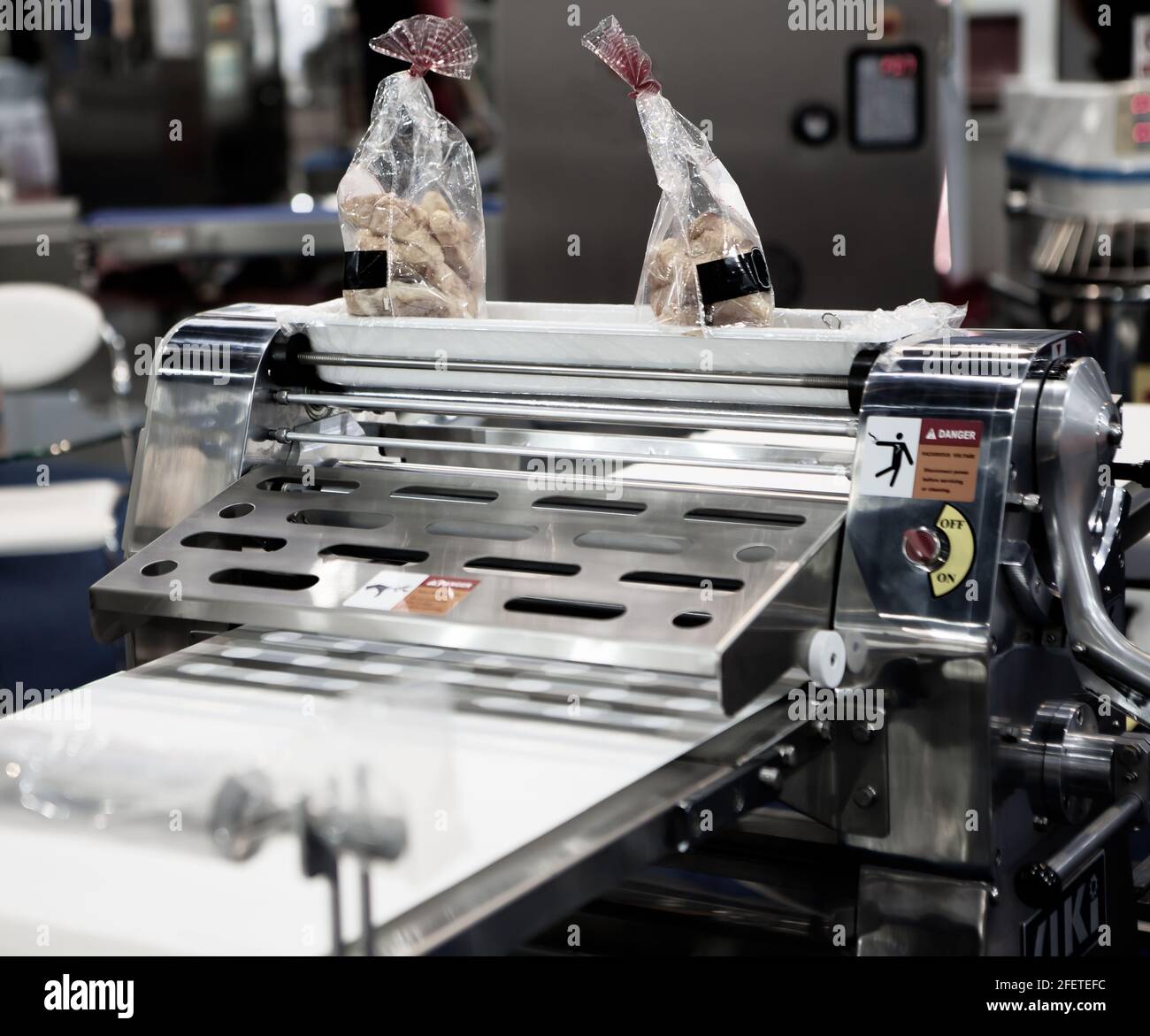 Machine à étaler la pâte pour la chaîne de production de boulangerie  commerciale dans les aliments industrie Photo Stock - Alamy