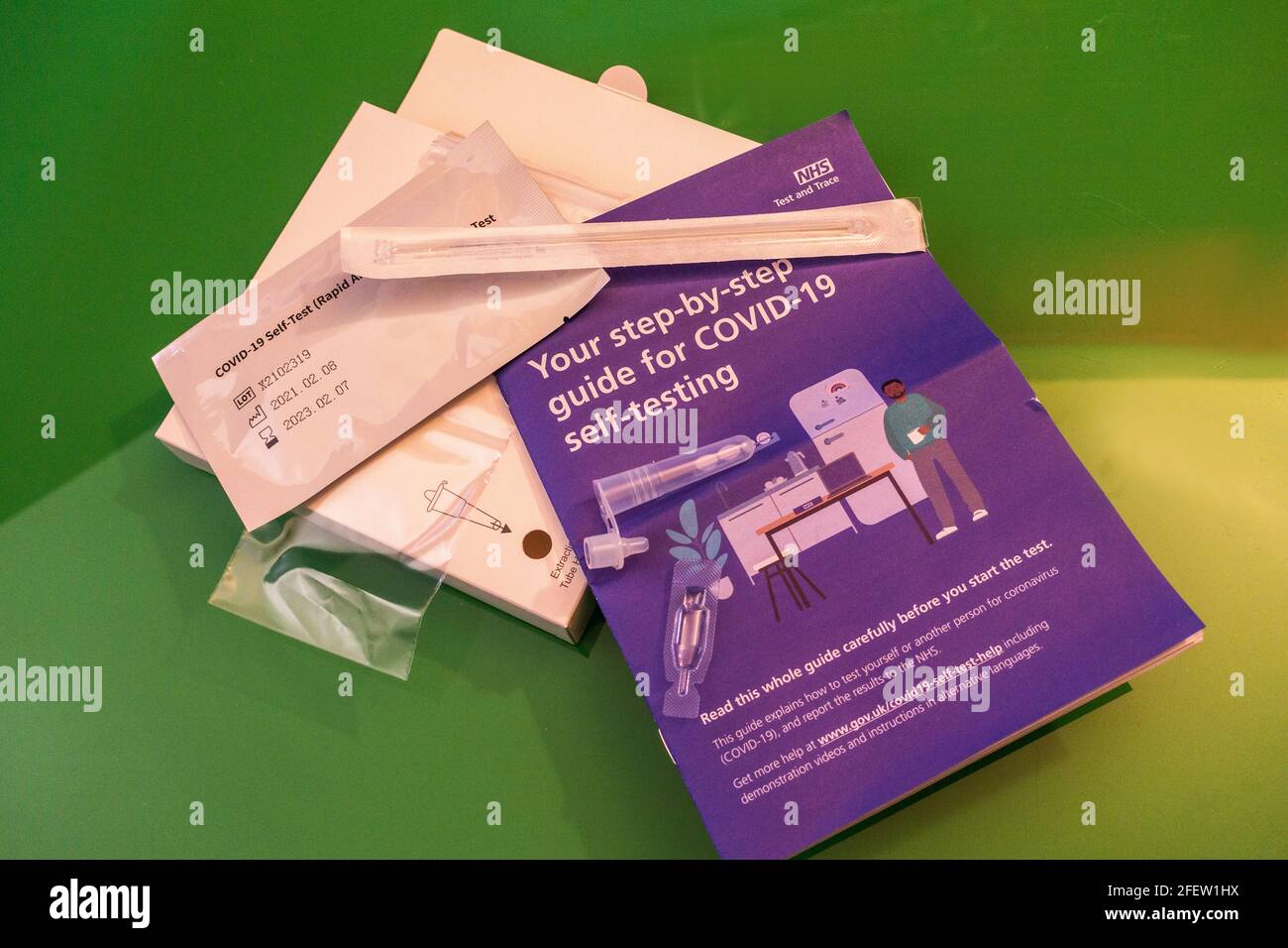 Kit domicile d'auto-test Covid-19. Banque D'Images