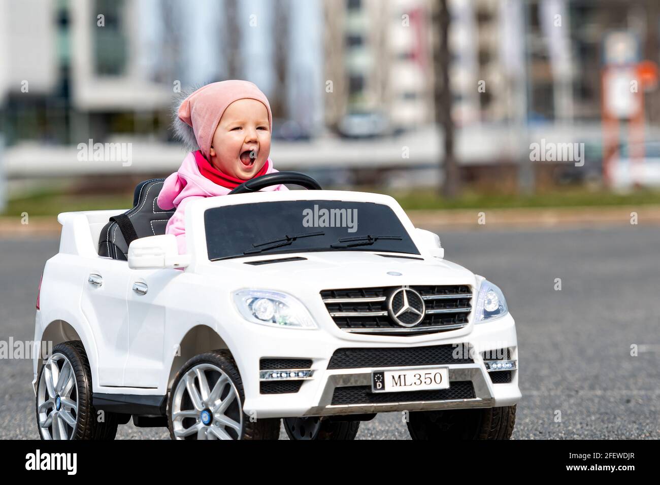 petite fille conduisant une voiture jouet. petit conducteur, voiture  enfant, concept de sécurité routière, enfants en voiture Photo Stock - Alamy