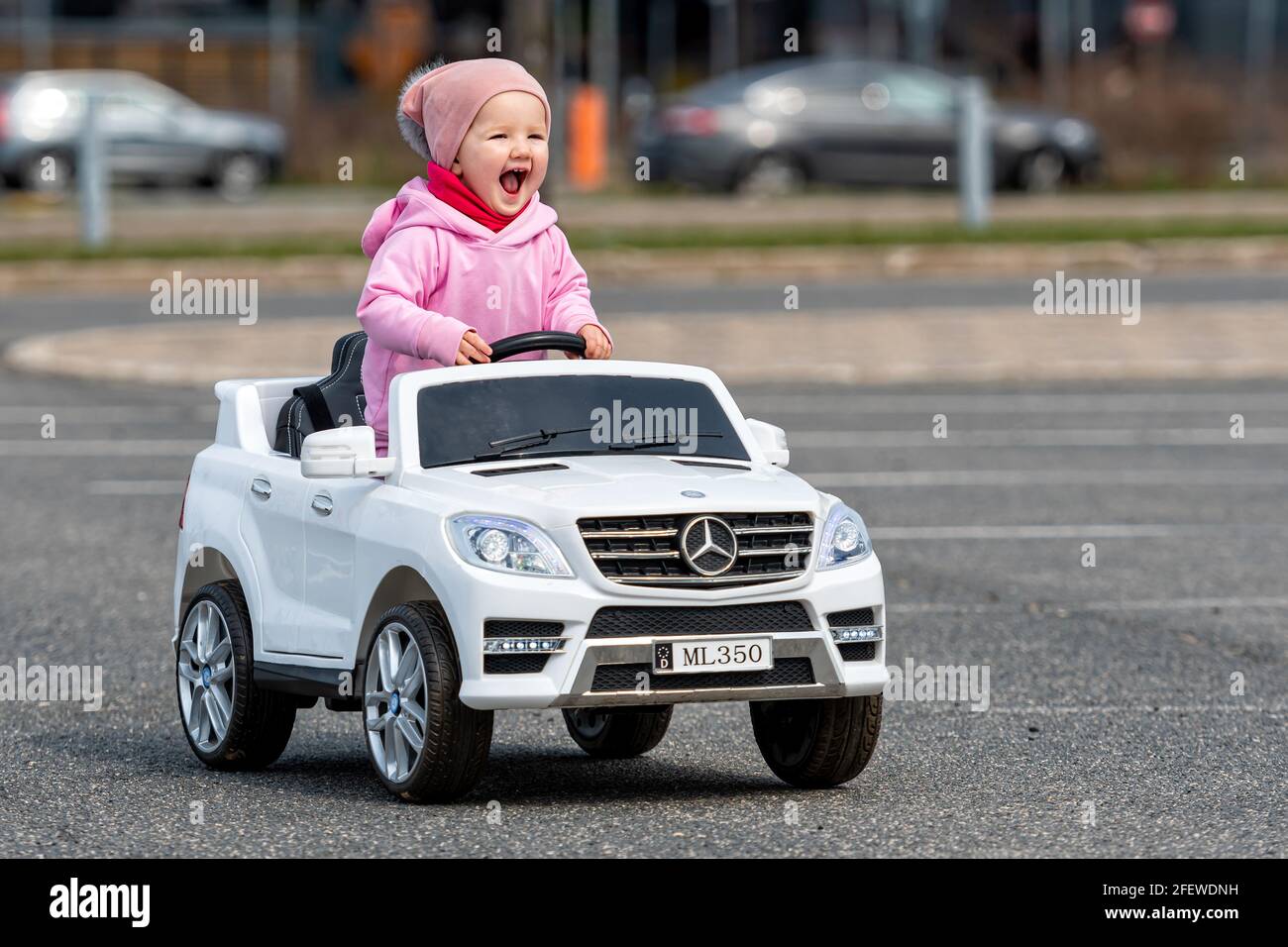Petite Fille Conduisant Une Voiture Jouet Petit Conducteur Voiture Enfant Concept De Securite Routiere Enfants En Voiture Photo Stock Alamy