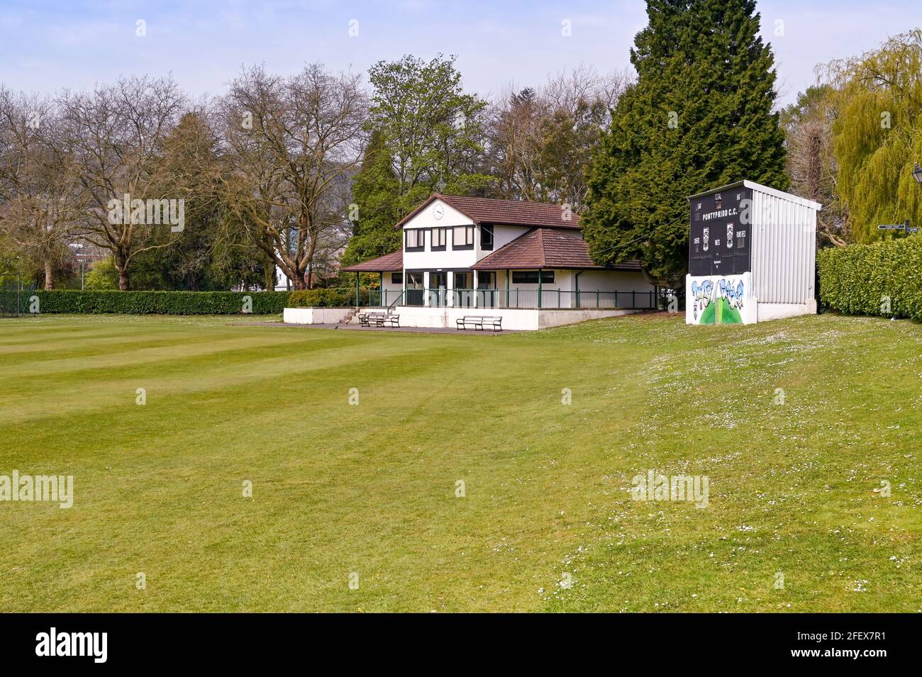 Pontypridd, pays de galles - avril 2021 : Pavillon et tableau de bord au terrain de cricket du parc Ynysangharad à Pontypridd. Banque D'Images