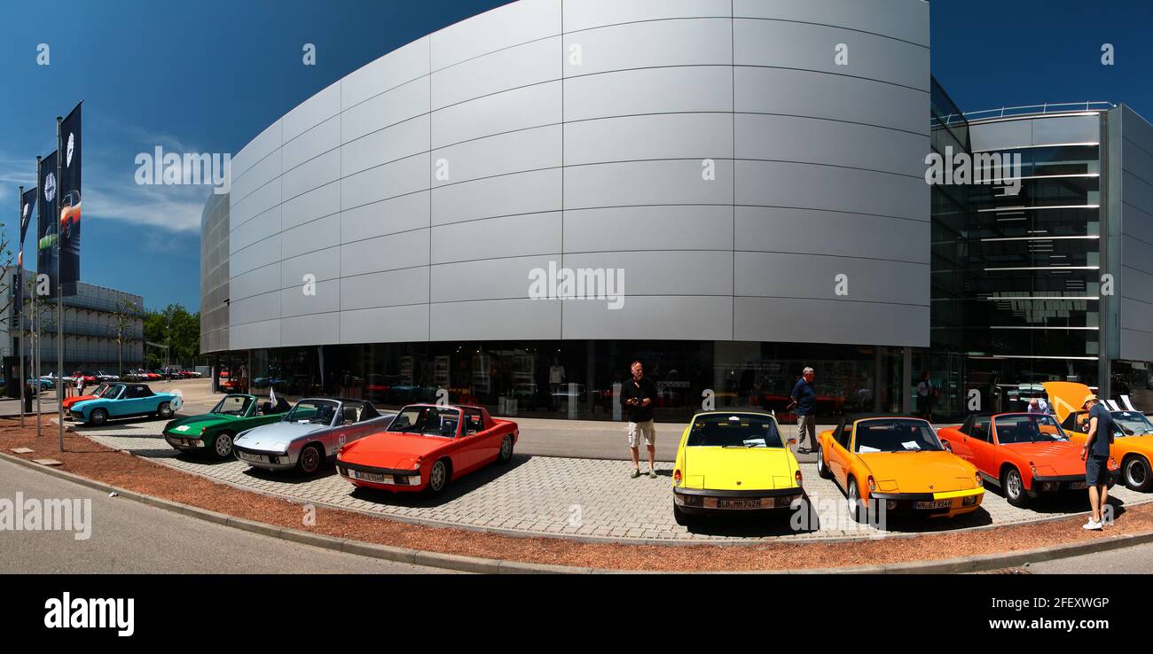 STUTTGART, ALLEMAGNE - 2 JUIN 2019 : Musée Porsche célébrant les 50 ans d'anniversaire de la Porsche 914. Typiquement Porsche Day. Banque D'Images