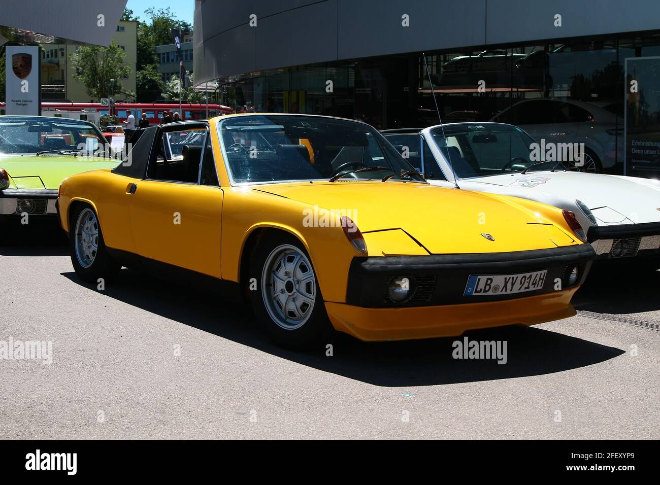 STUTTGART, ALLEMAGNE - 2 JUIN 2019 : Musée Porsche célébrant les 50 ans d'anniversaire de la Porsche 914. Typiquement Porsche Day. Banque D'Images