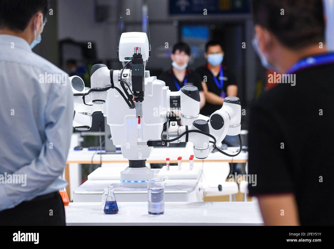 Shenzhen, province chinoise de Guangdong. 24 avril 2021. Les visiteurs voient un robot qui peut être utilisé dans le domaine biochimique et médical lors de la 19e Conférence sur l'échange international de professionnels (CIEP) à Shenzhen, dans la province de Guangdong, dans le sud de la Chine, le 24 avril 2021. La conférence a débuté samedi à Shenzhen, le pôle technologique chinois, attirant plus de 1,200 institutions et organisations professionnelles, ainsi que plus de 10,000 représentants gouvernementaux, experts et talents haut de gamme de plus de 30 pays et régions. Credit: Mao Siqian/Xinhua/Alamy Live News Banque D'Images