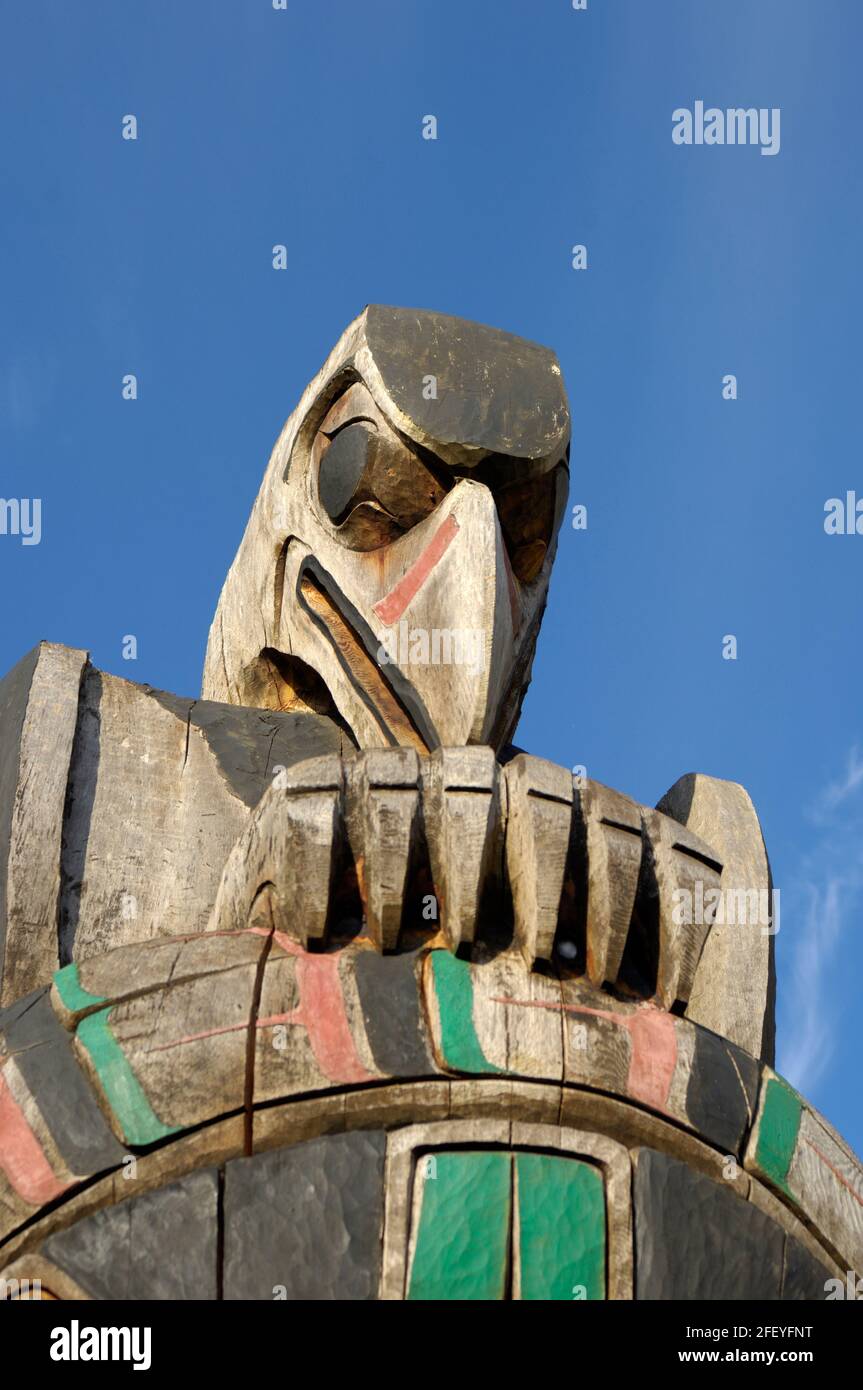 Serpent de Corbeau au-dessus de la mer avec Loup et Macquinna masque - Carver: Norman John 1988. Vallée Cowichan, île de Vancouver, Colombie-Britannique, Canada. Banque D'Images