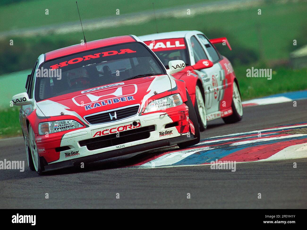 Honda Accord aux tours 5 et 6 du championnat BCCC au circuit de Thruxton en 1999 Banque D'Images