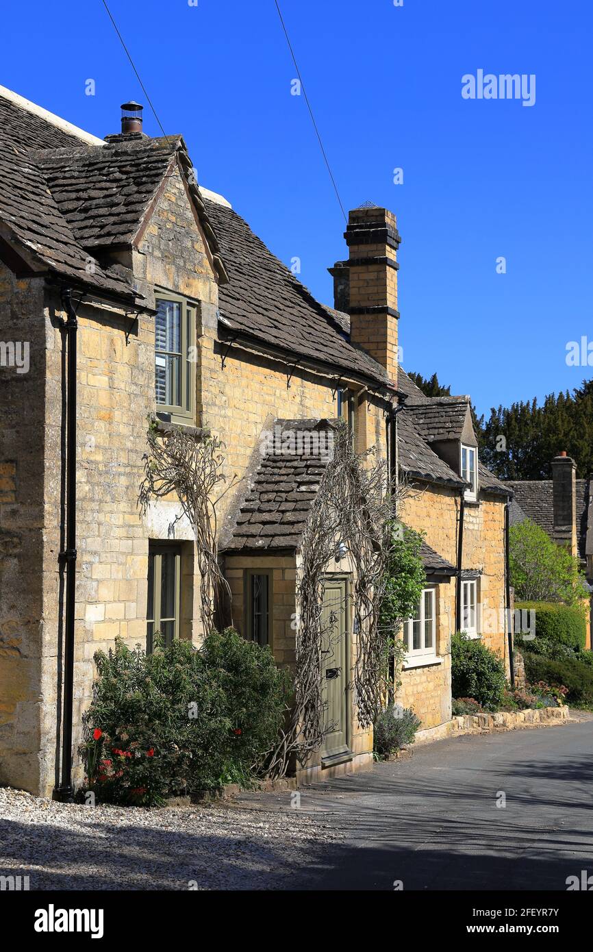 Une rangée de jolies cottages en pierre de construction traditionnelle Le village Cotswold de Withington dans le Gloucestershire Banque D'Images