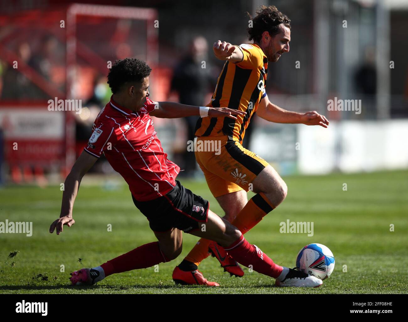 Morgan Rogers de Lincoln City (à gauche) et Lewie Coyle de Hull City se battent pour le ballon lors du match Sky Bet League One au STADE LNER, Lincoln. Date de la photo: Samedi 24 avril 2021. Banque D'Images