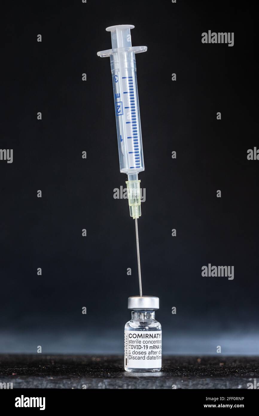 Seringue dans le vaccin Corona Banque D'Images