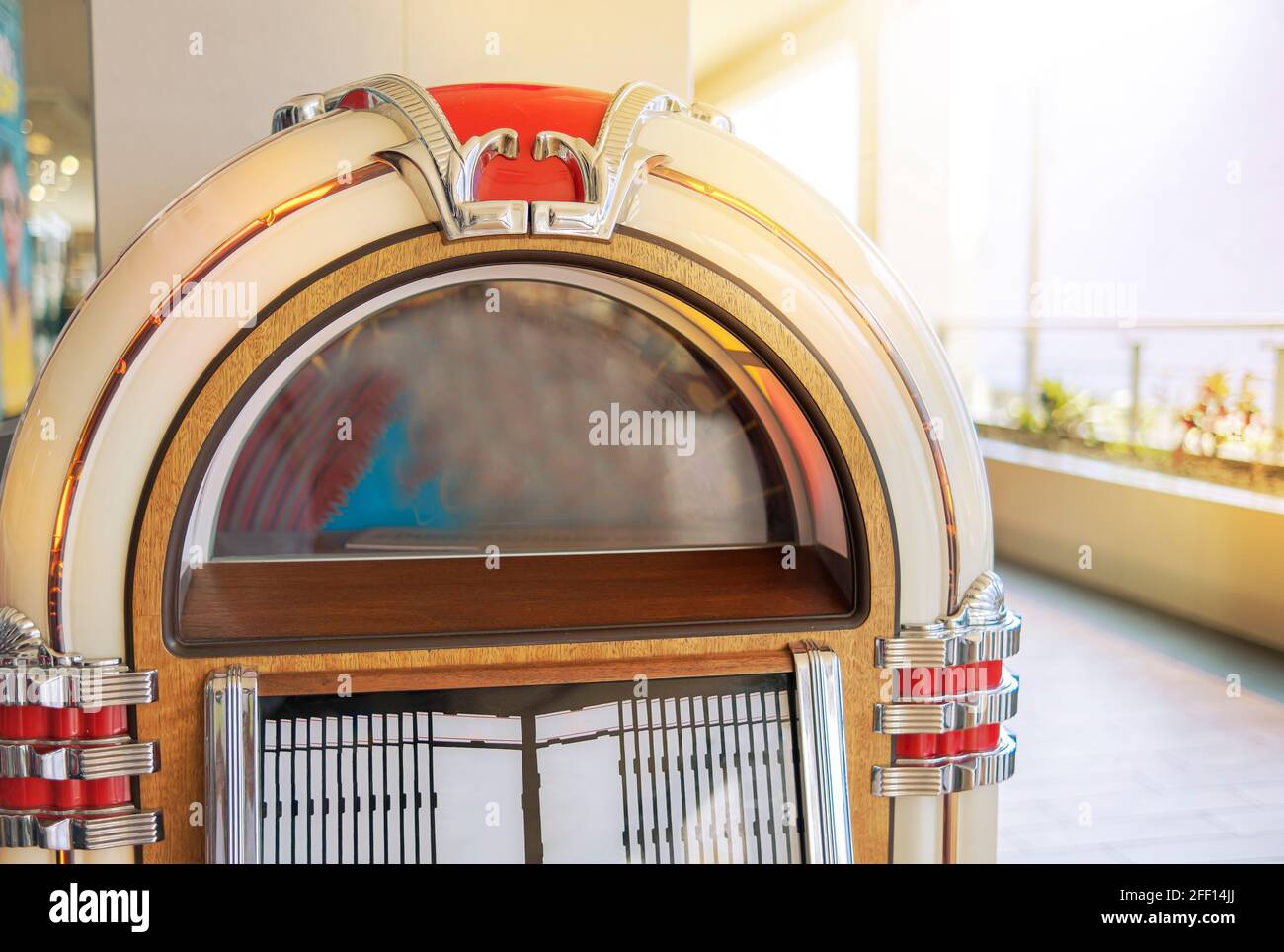 juke-box rétro ld dans un restaurant qui saute des morceaux de musique ancienne avec des lumières néon, Rockola vintage. Banque D'Images