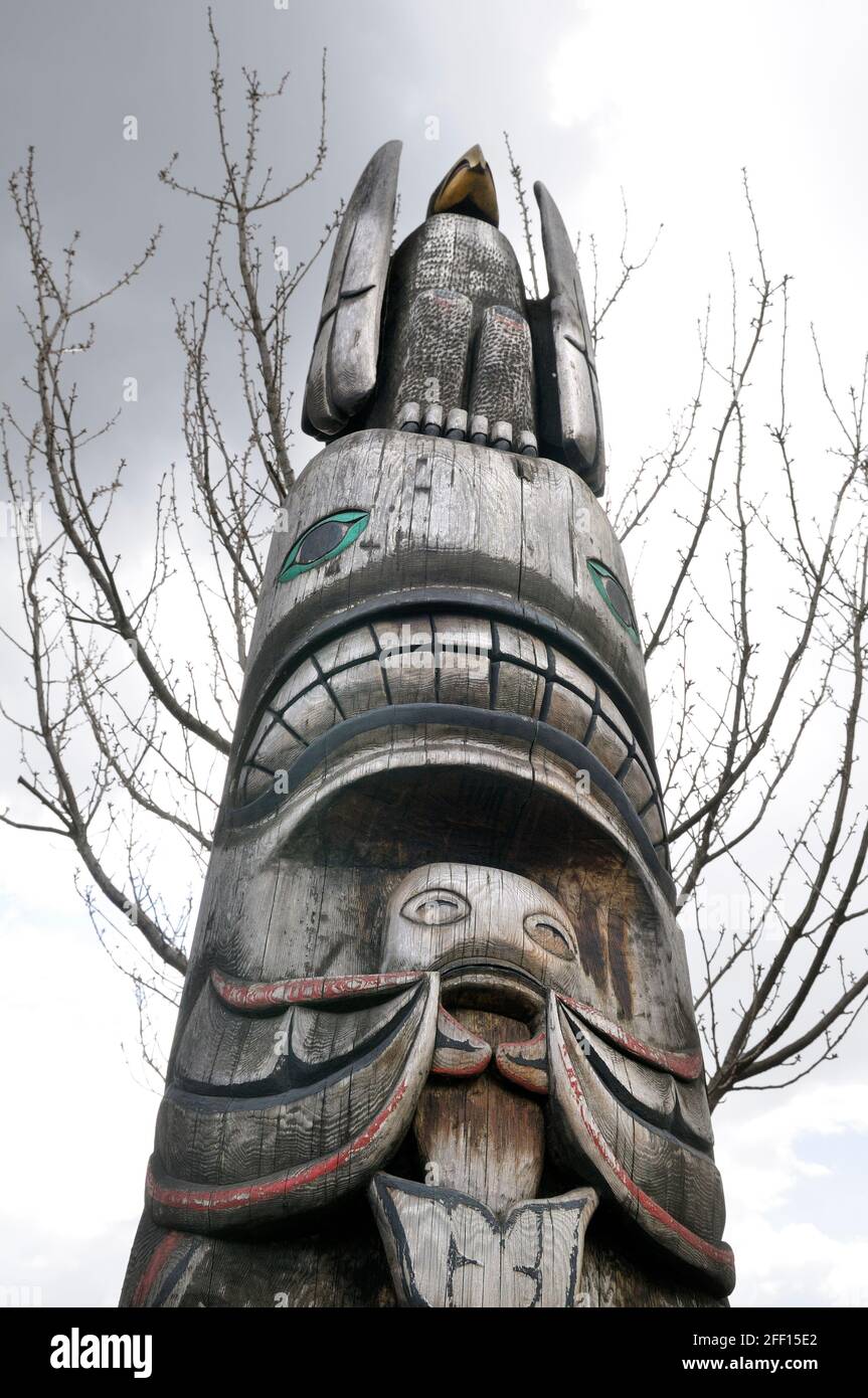 Aigle au-dessus de la baleine Holding Calf - Carver: Harvey Alphonse & Kelly Antoine 1986. Vallée Cowichan, île de Vancouver, Colombie-Britannique, Canada. Banque D'Images