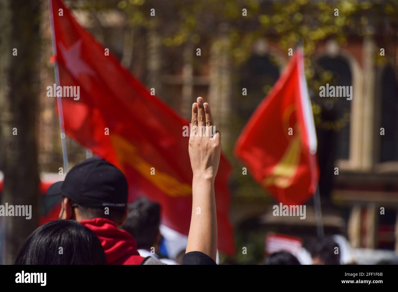 Londres, Royaume-Uni. 24 avril 2021. Un manifestant tient le salut à trois doigts. Des manifestants se sont rassemblés sur la place du Parlement pour protester contre le coup d'État militaire au Myanmar et pour exiger que le gouvernement britannique reconnaisse le gouvernement d'unité nationale du Myanmar. Banque D'Images