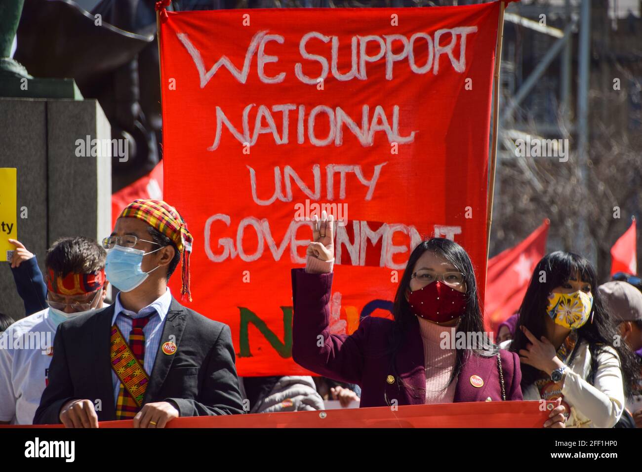 Londres, Royaume-Uni. 24 avril 2021. Un manifestant tient le salut à trois doigts. Des manifestants se sont rassemblés sur la place du Parlement pour protester contre le coup d'État militaire au Myanmar et pour exiger que le gouvernement britannique reconnaisse le gouvernement d'unité nationale du Myanmar. Banque D'Images