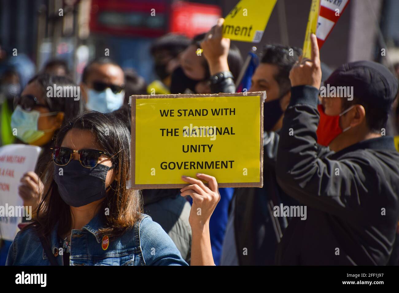 Londres, Royaume-Uni. 24 avril 2021. Des manifestants se sont rassemblés sur la place du Parlement pour protester contre le coup d'État militaire au Myanmar et pour exiger que le gouvernement britannique reconnaisse le gouvernement d'unité nationale du Myanmar. Banque D'Images
