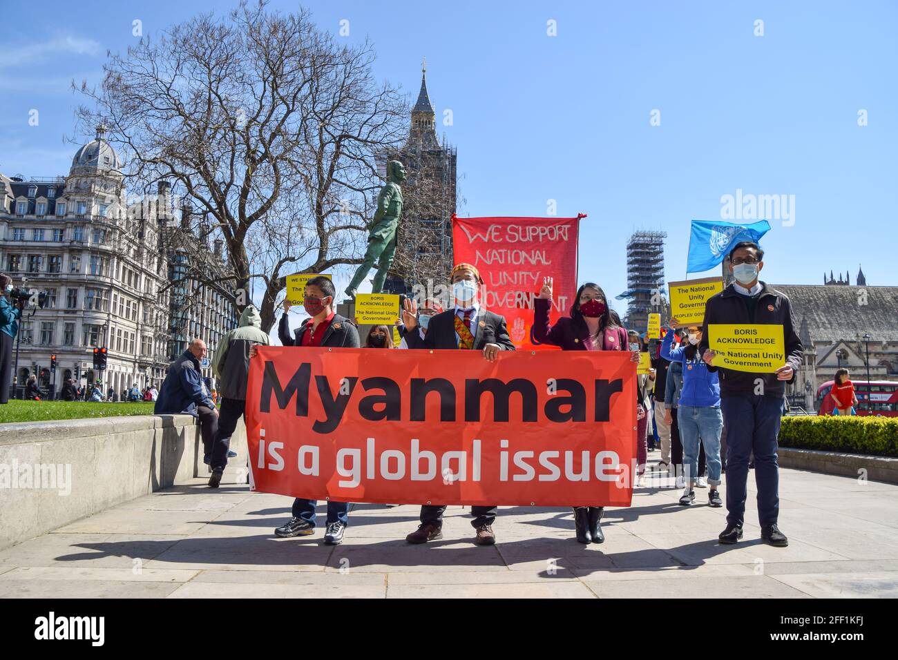 Londres, Royaume-Uni. 24 avril 2021. Des manifestants se sont rassemblés sur la place du Parlement pour protester contre le coup d'État militaire au Myanmar et pour exiger que le gouvernement britannique reconnaisse le gouvernement d'unité nationale du Myanmar. Banque D'Images