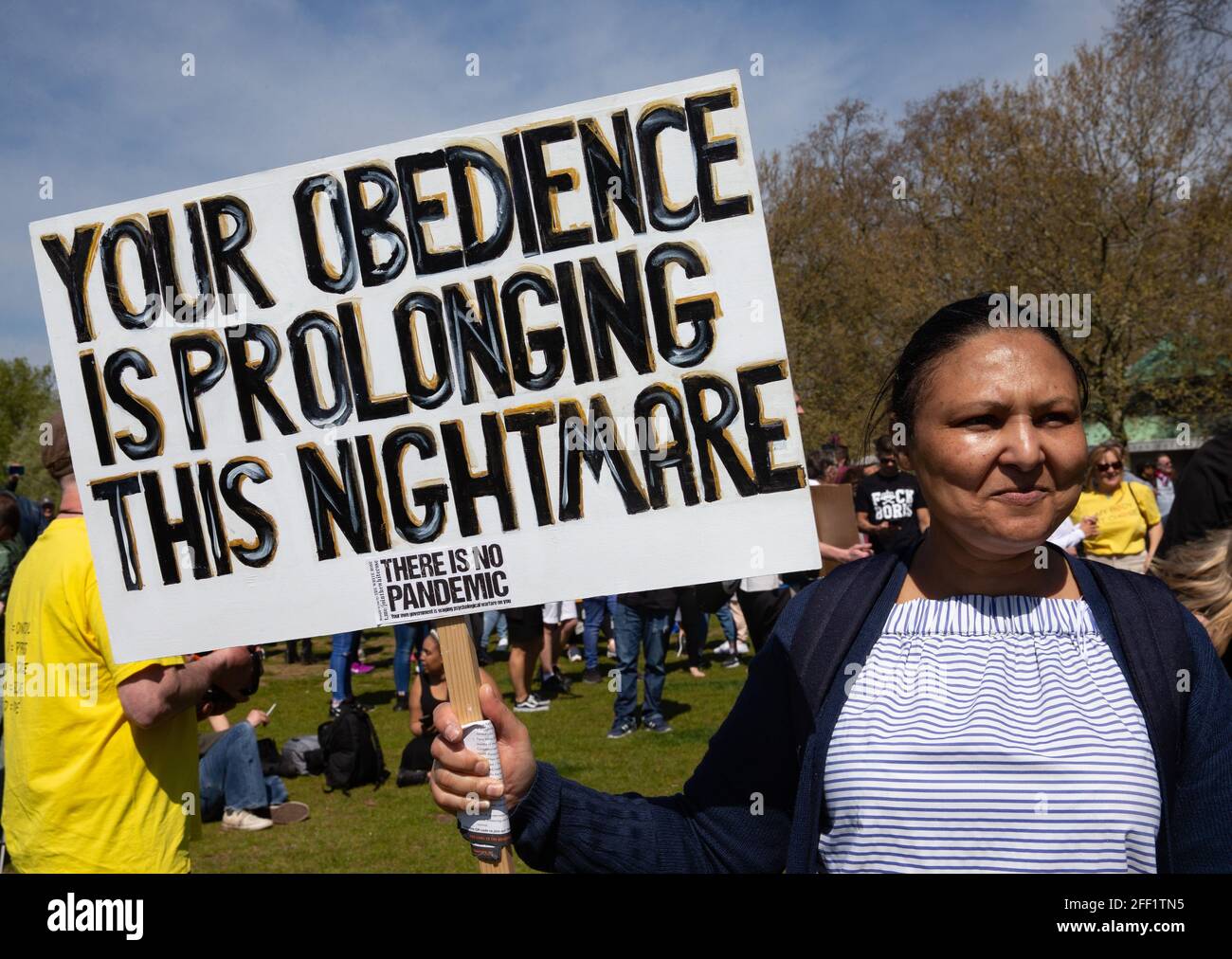 Londres, Royaume-Uni. 24 avril 2021. Des dizaines de milliers de personnes traversent le centre de Londres pour protester contre le Lockdown. Ils s'opposent aux passeports pour vaccins, ils croient que le gouvernement a tort à propos de la pandémie de Covid et qu'ils sont contre les vaccins et le port de masques. Crédit : Mark Thomas/Alay Live News Banque D'Images