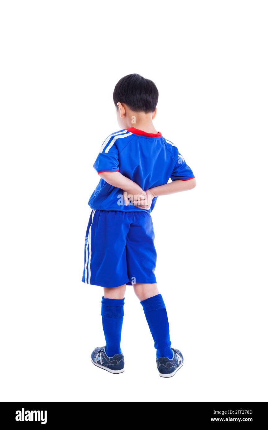 Douleurs dorsales. Athlète petit asiatique (thaïlandais) garçon en bleu sportswear debout et frottant les muscles de son bas du dos, isolé sur fond blanc. Studio Banque D'Images