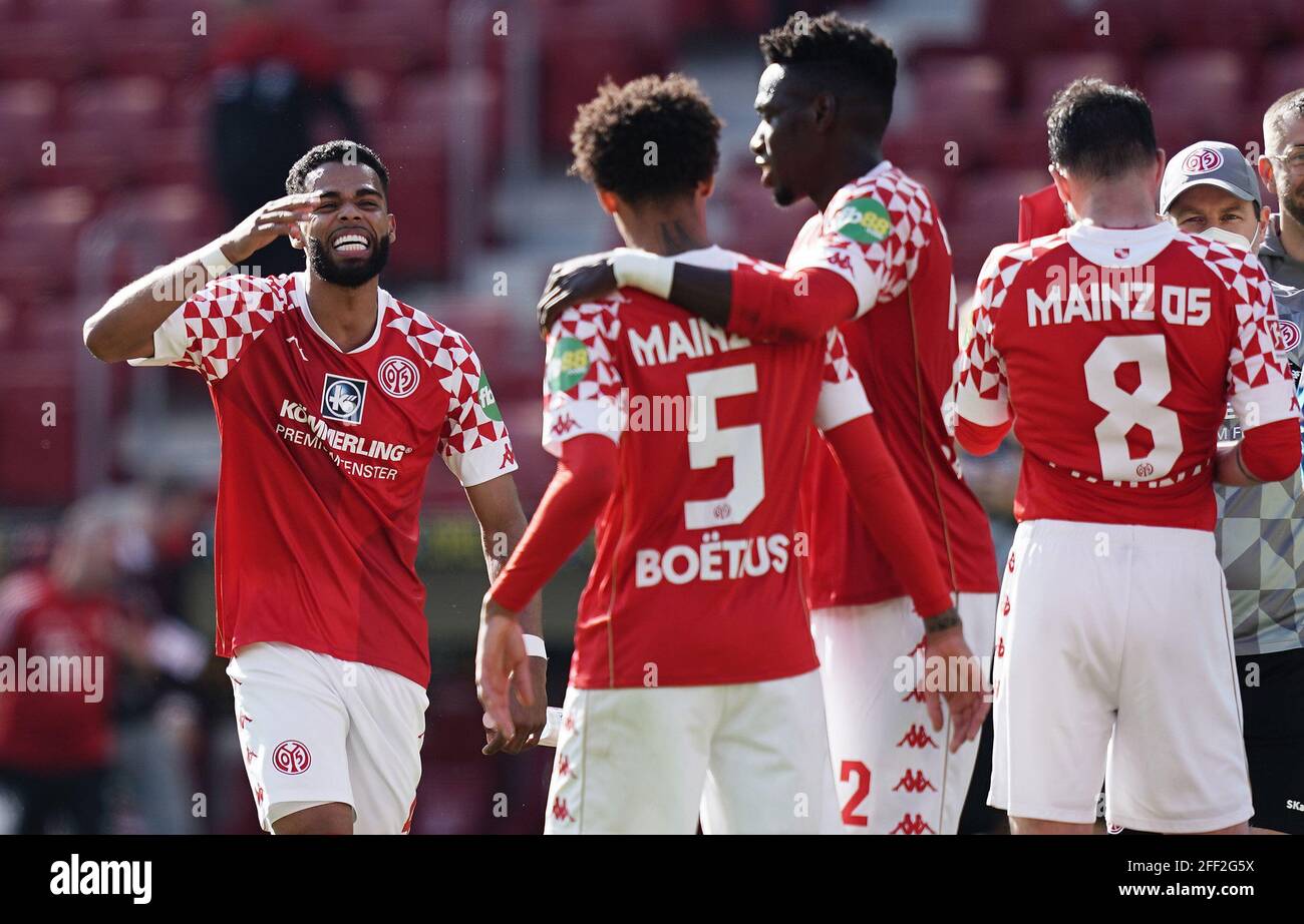 Ville de Mayence, Allemagne. 24 avril 2021. Firo: 24.04.2021 Soccer: Soccer: 1. Bundesliga, saison 2020/21 FSV FSV FSV Mayence 05 - FCB FC Bayern Munich Muenchen dernière jubilation de gauche à droite Jeremiah St. Juste, Jean-Paul Boetius, Danny da Costa, Levin Oeztunali ( Mayence) crédit: Thorsten Wagner/Witters/POOL/via firosportamy photo NO second RE- (vente) / alkick off / utilisation dans le monde entier 48 heures / aldpa / Alkick-Live Banque D'Images